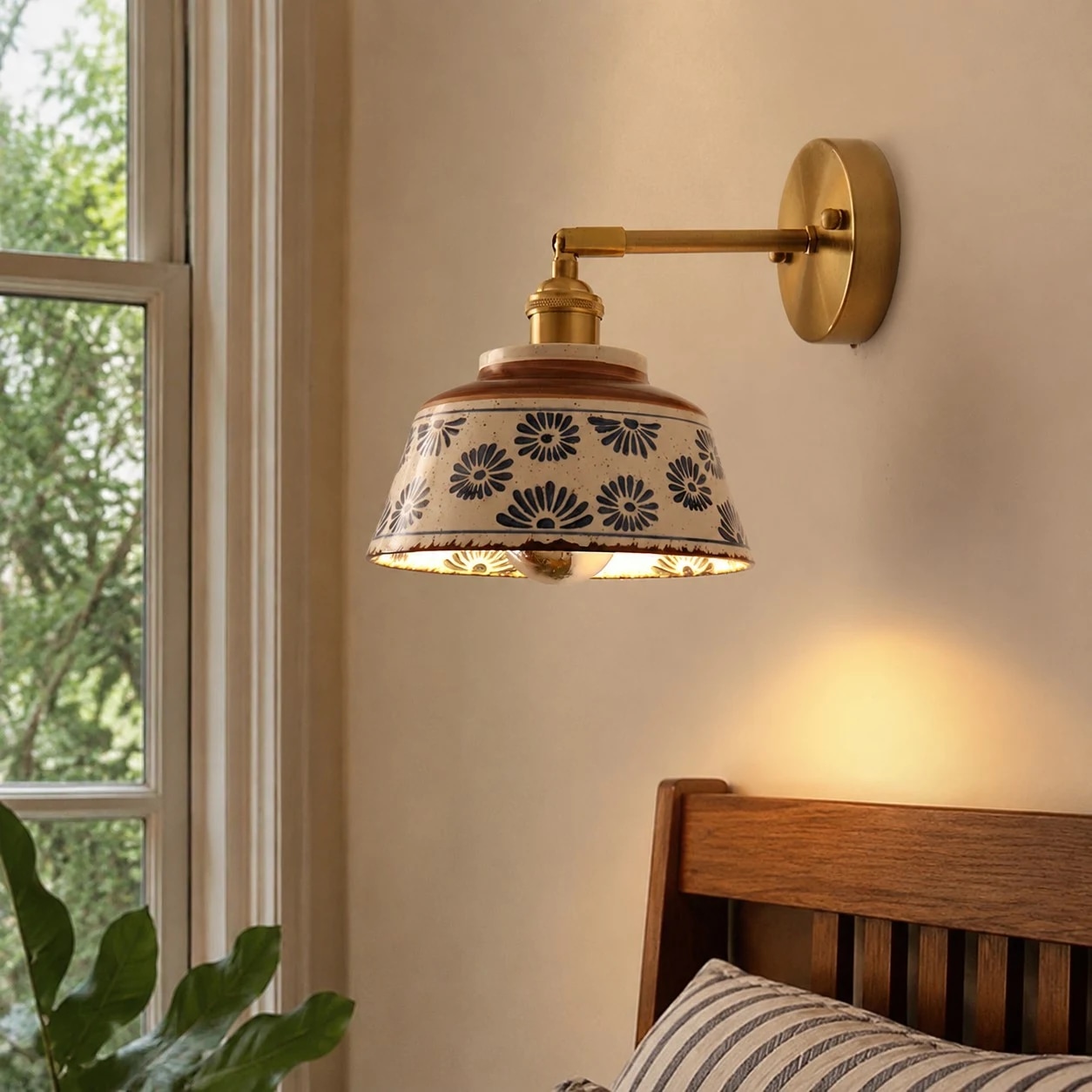 Vintage blauwe keramische wandlamp met bloemenmotief
