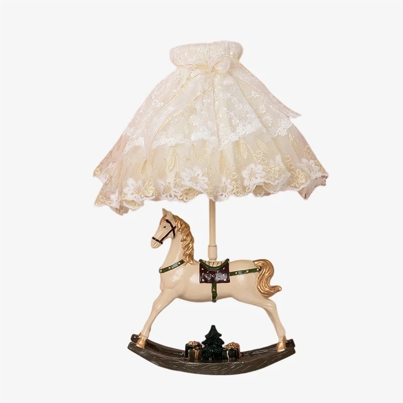 Lampada da tavolo a forma di cavallo a dondolo con paralume in pizzo illuminato.
