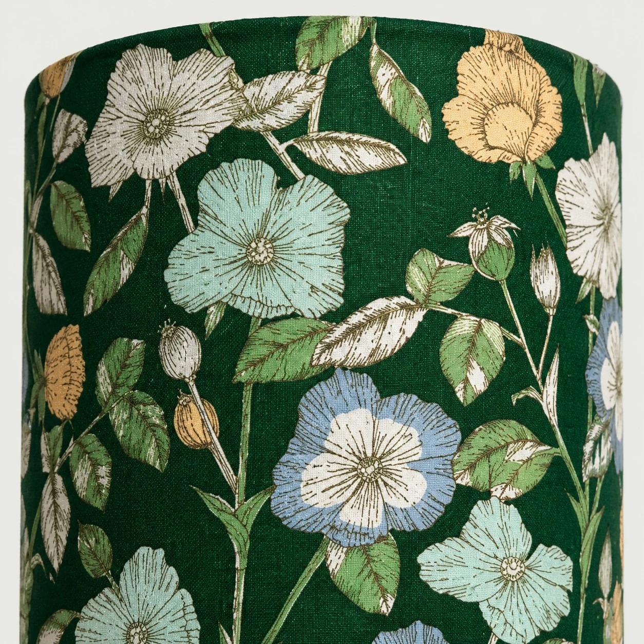 Céramique émaillée, texture textile et silhouette arrondie et compacte.