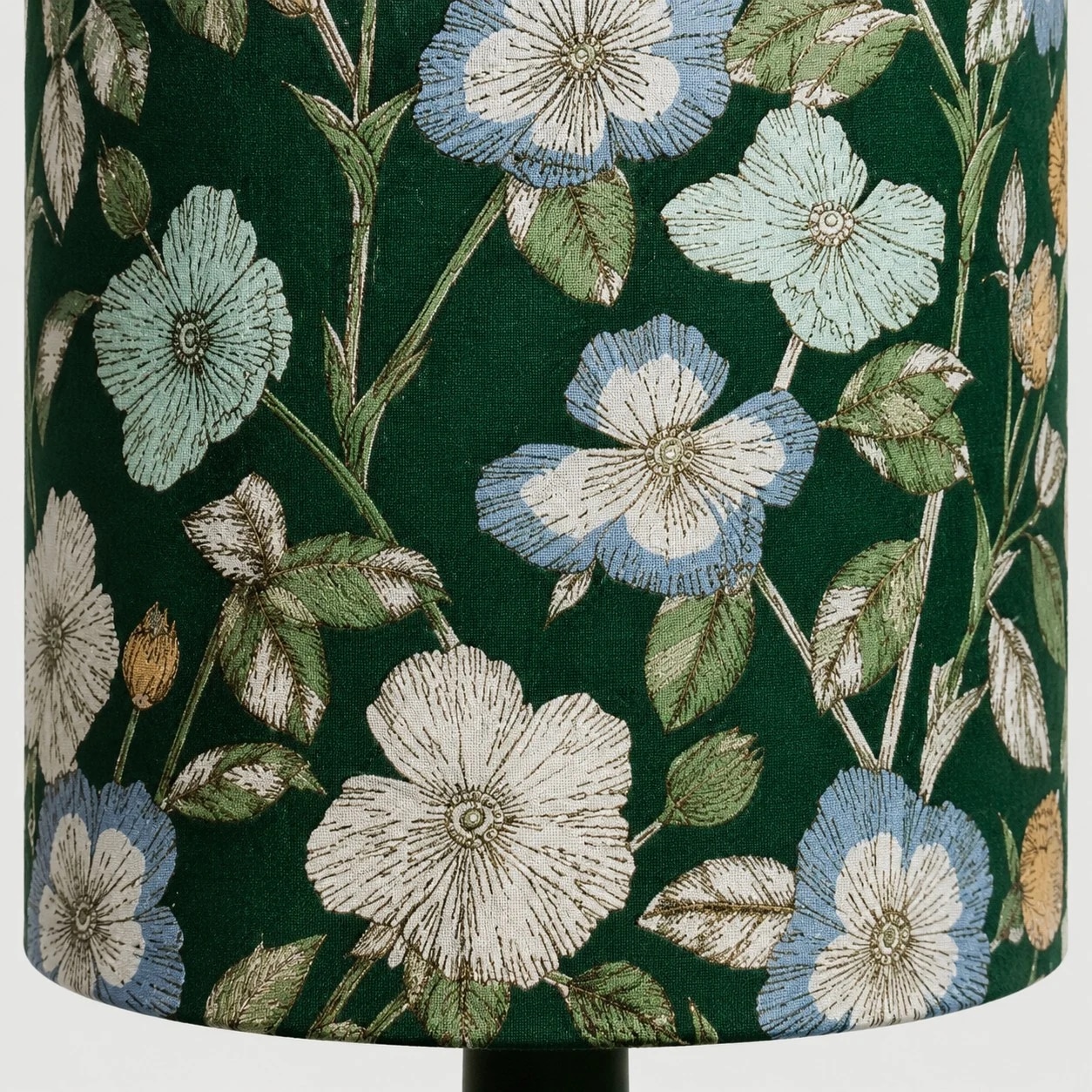 Céramique émaillée, texture textile et silhouette arrondie et compacte.