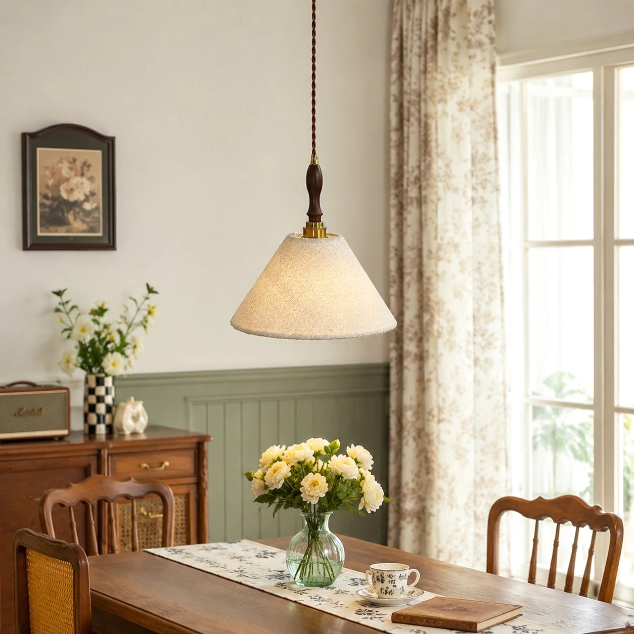 Suspension vintage française couleur crème au-dessus d'une table à manger en bois