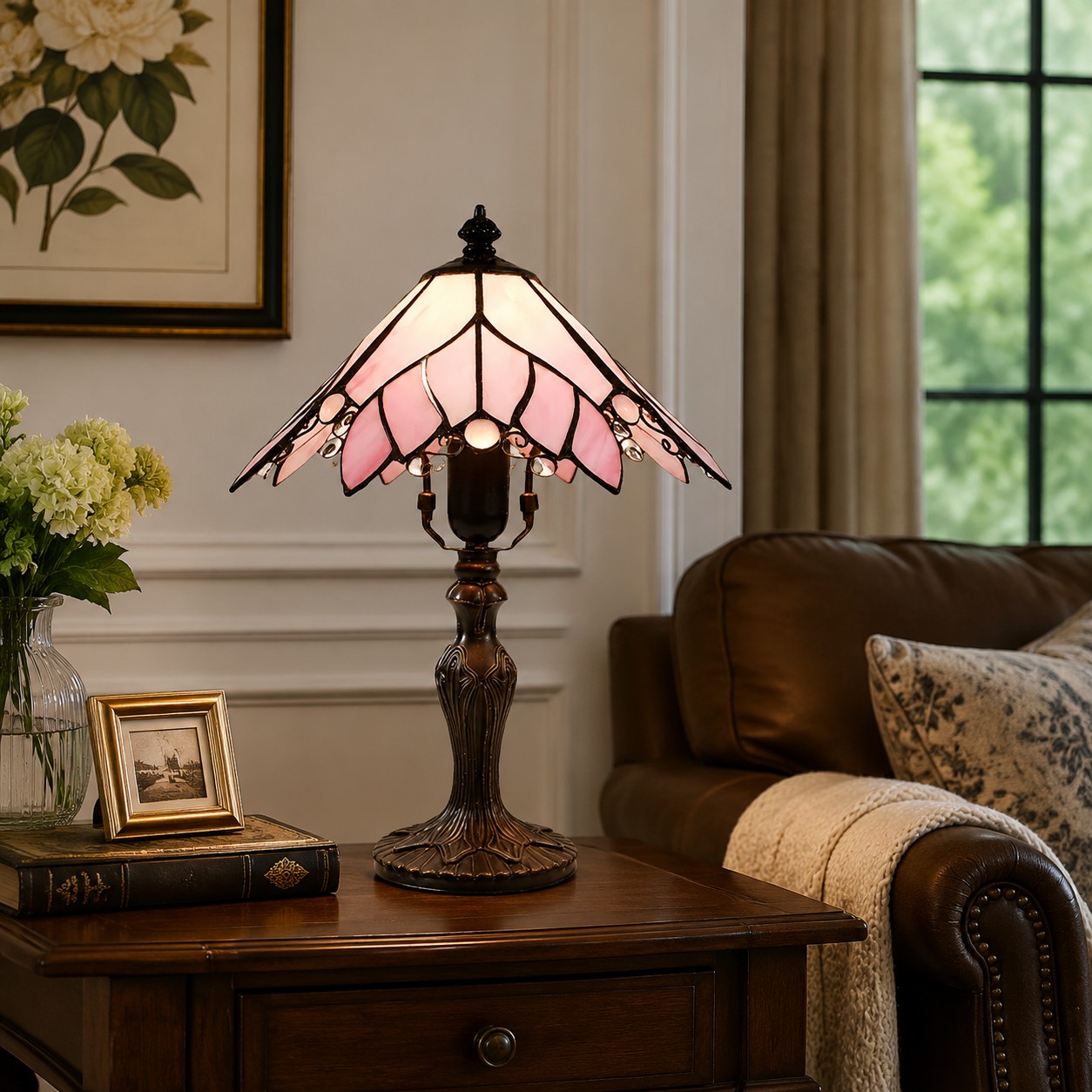 Lampe de table vintage en vitrail Tiffany, de style classique, dans un salon.