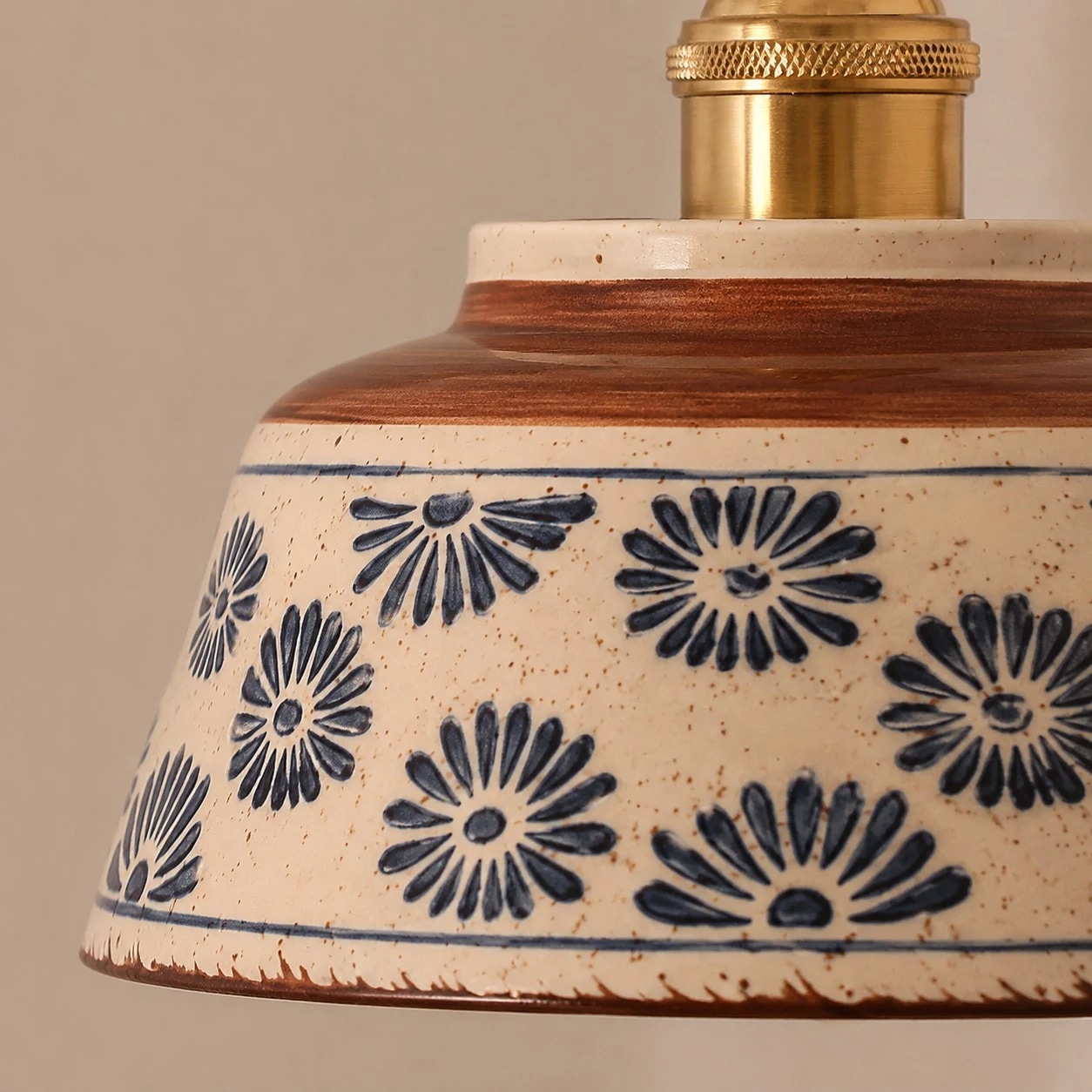 Detailopname van een vintage blauwe keramische wandlamp met bloemenmotief
