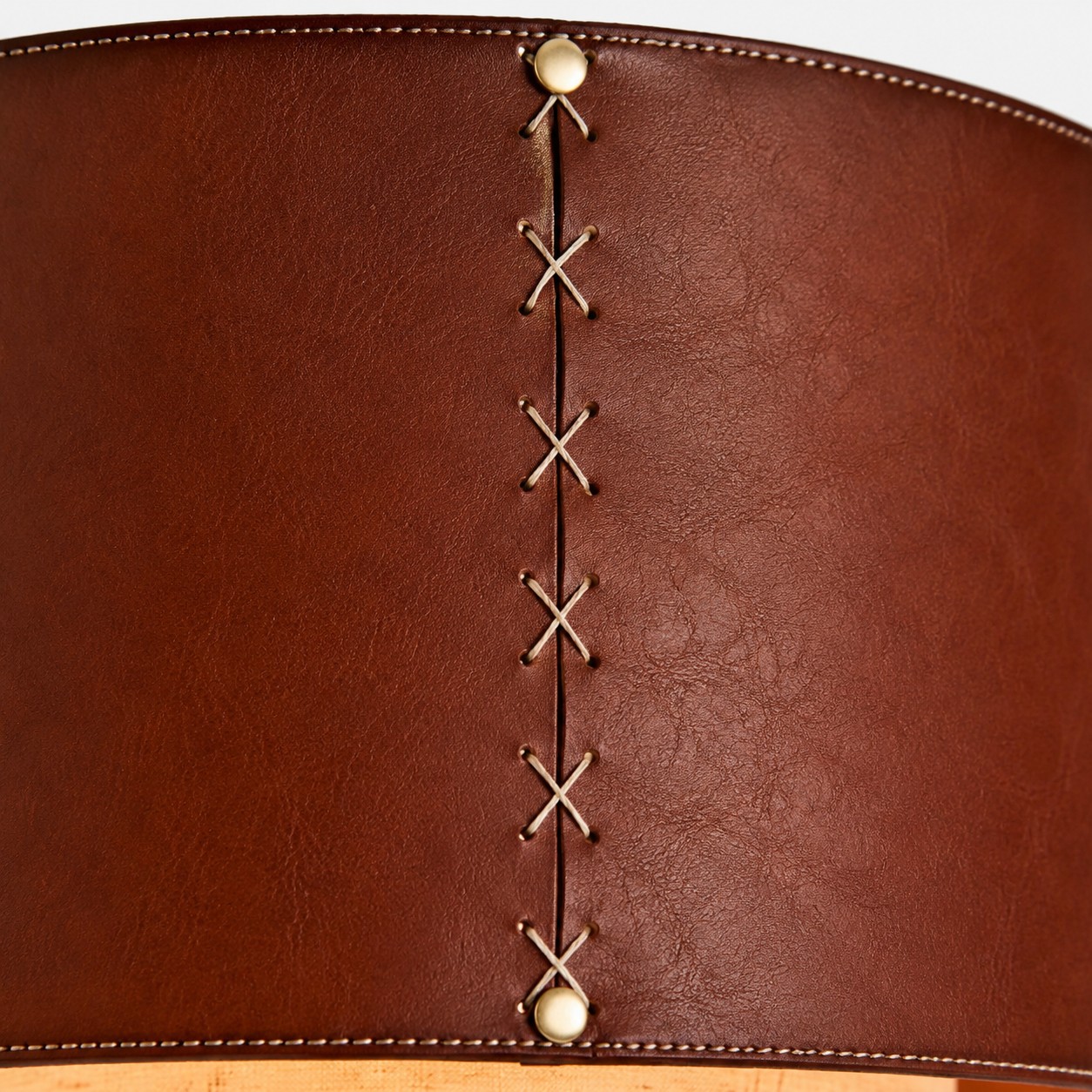 Détail de texture d'abat-jour en cuir et tissu marron