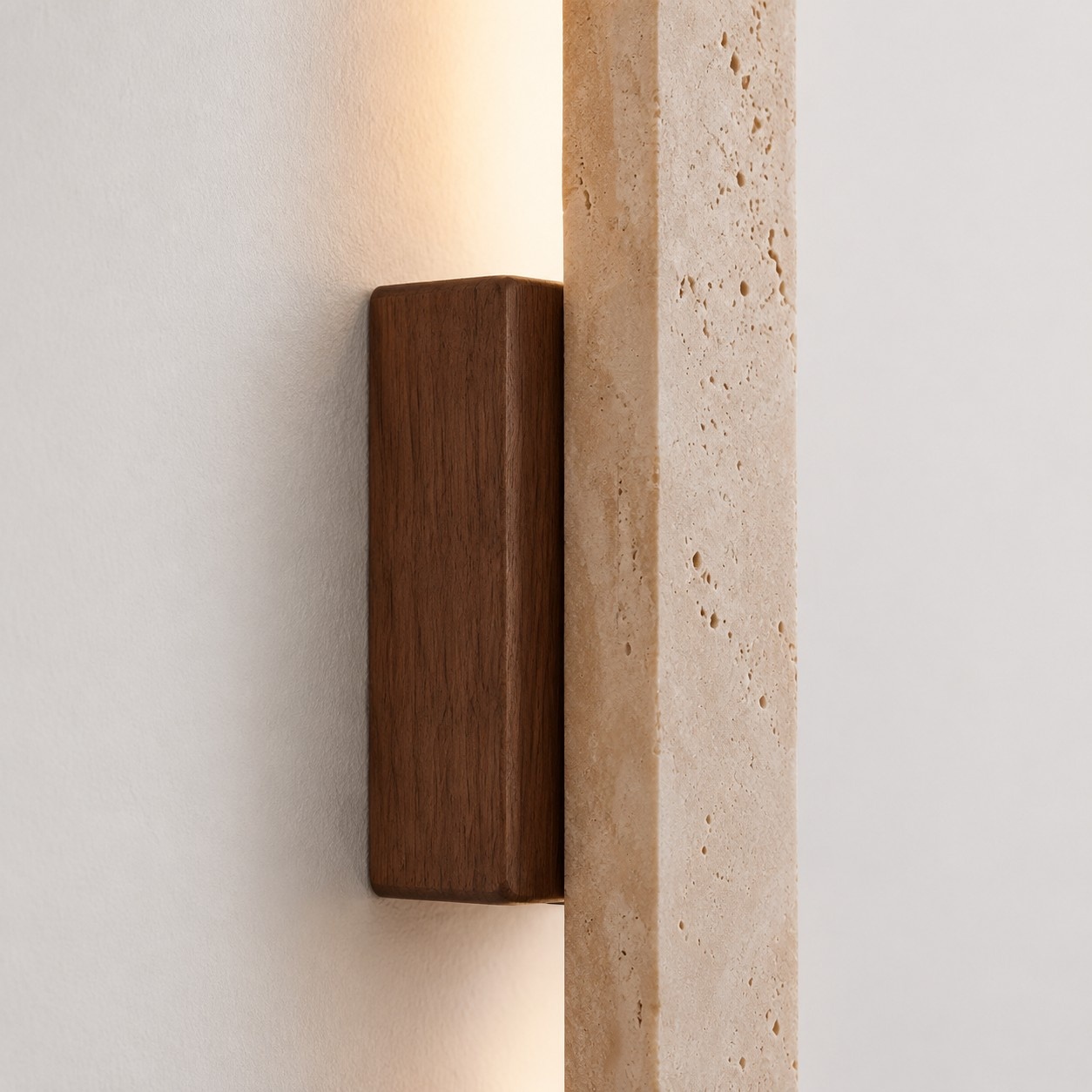 Détail de finition de l'applique murale LED en travertin et bois linéaire