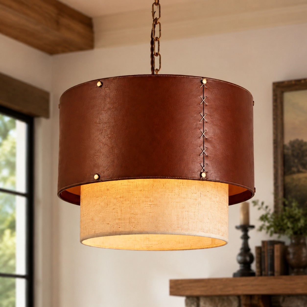 Suspension rustique en cuir marron dans une pièce stylée