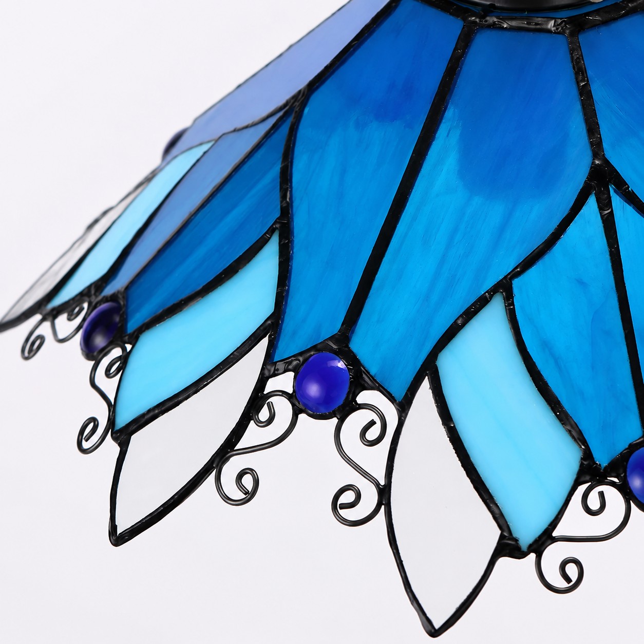 Detalle del cristal de la lámpara de techo semiempotrada de vidrieras azules