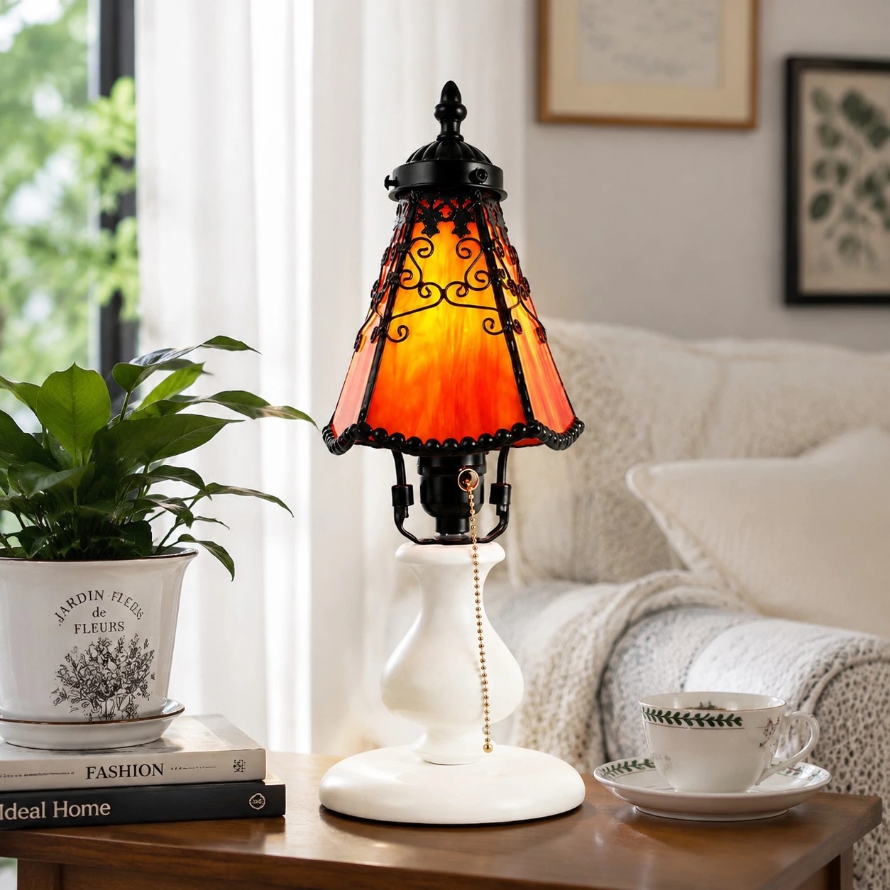 Lampe de table ambrée dans un salon cosy