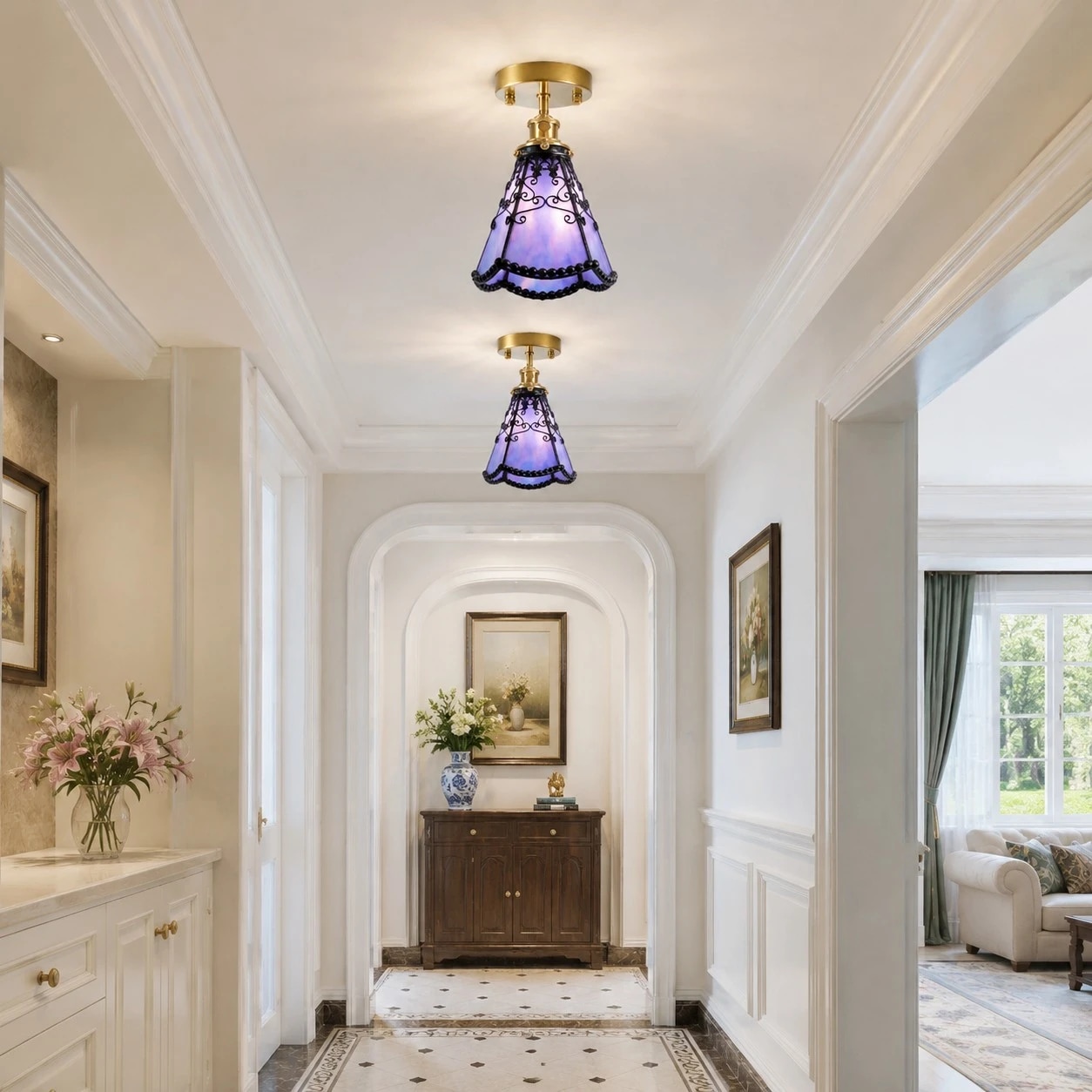 Lámpara de techo de estilo Tiffany de color púrpura instalada en un pasillo luminoso y en un espacio de transición entre la sala de estar y el salón.