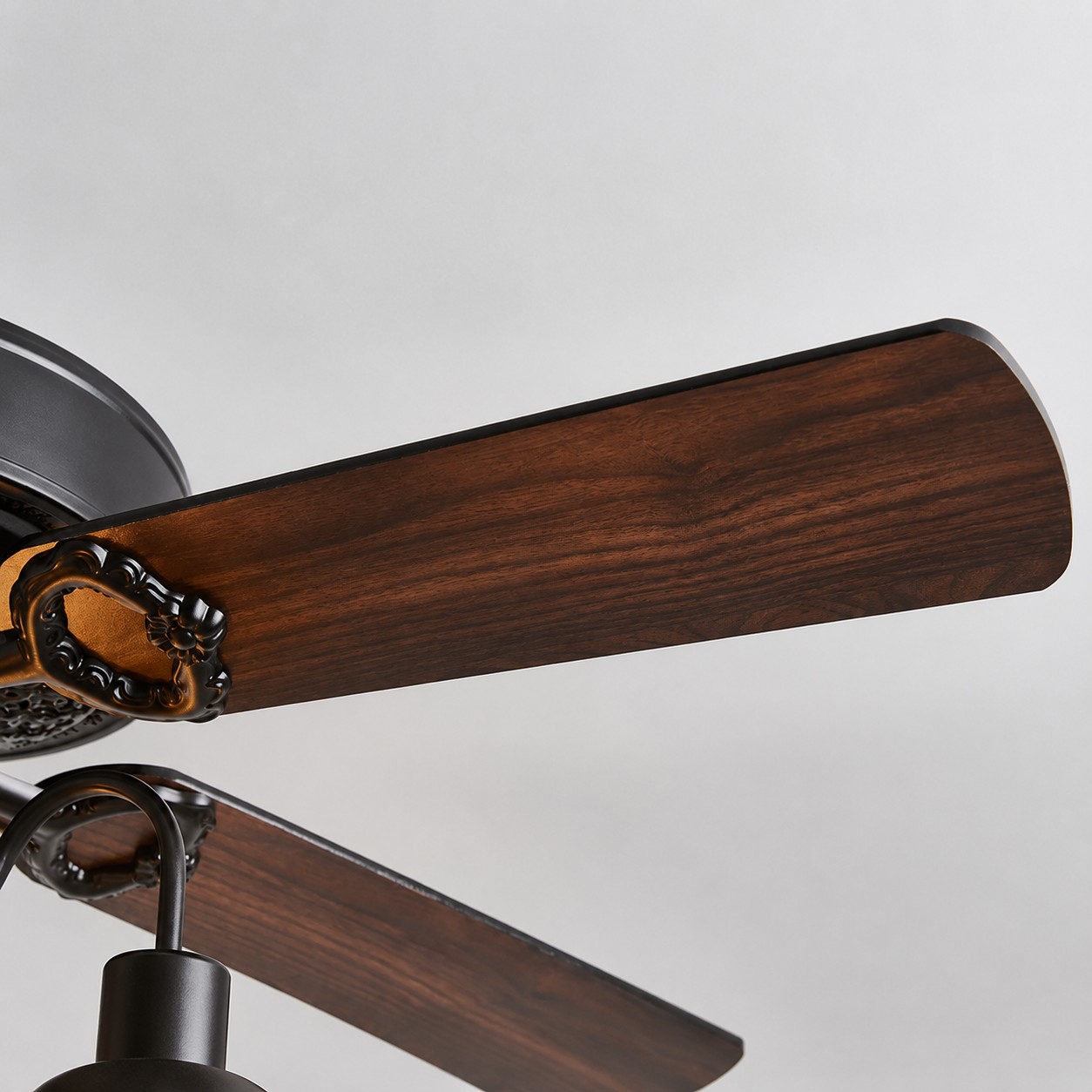 Details zur Deckenventilatorleuchte aus Holz mit Konoha- und Bananenblattmotiv