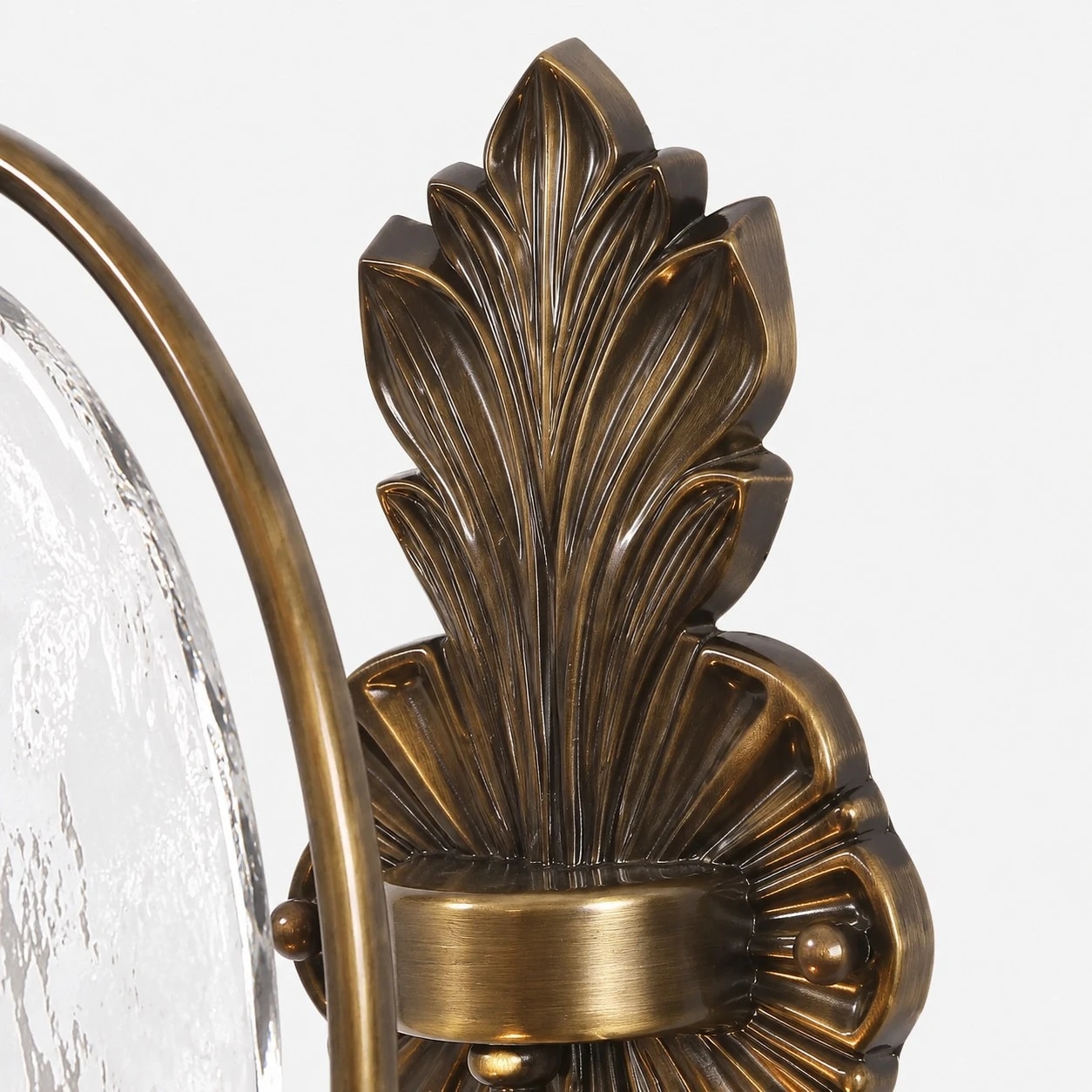 Plaque arrière en forme de feuille sculptée
