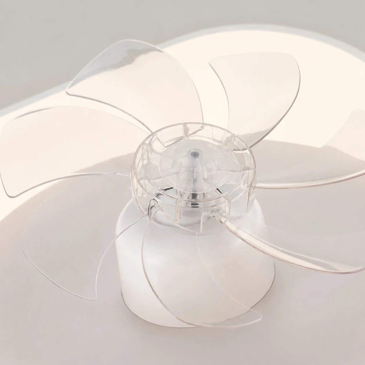 Dettaglio trasparente della pala del ventilatore a soffitto con luce integrata