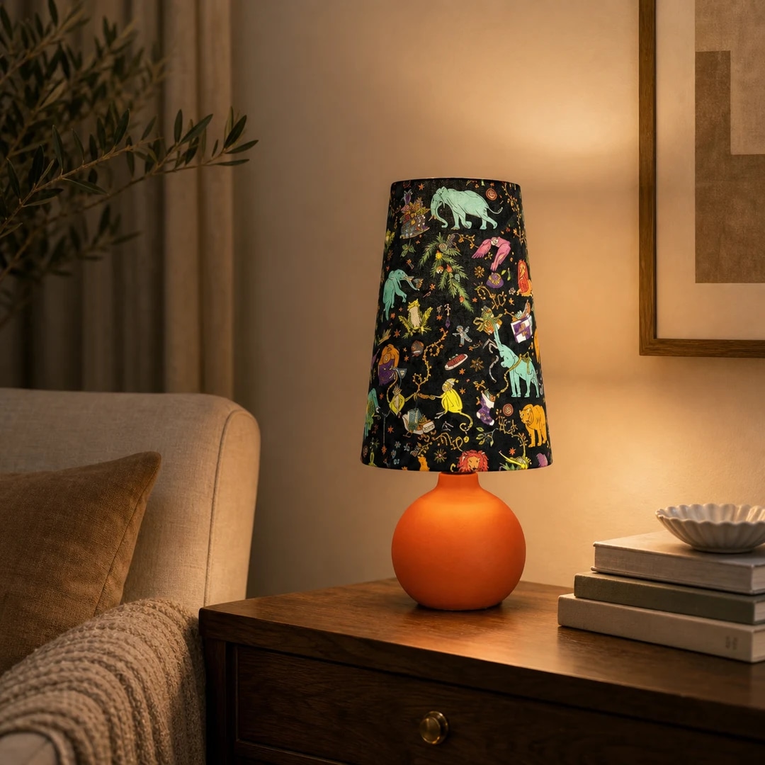 Lampe de table en tissu coloré posée sur une table de chevet dans une chambre chaleureuse