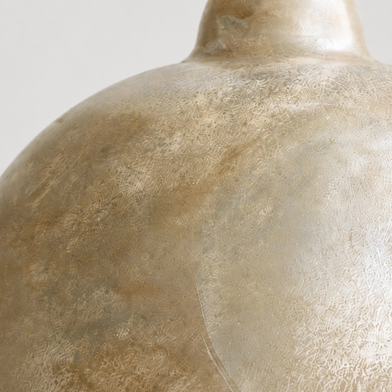 Gros plan sur la texture métallique vieillie