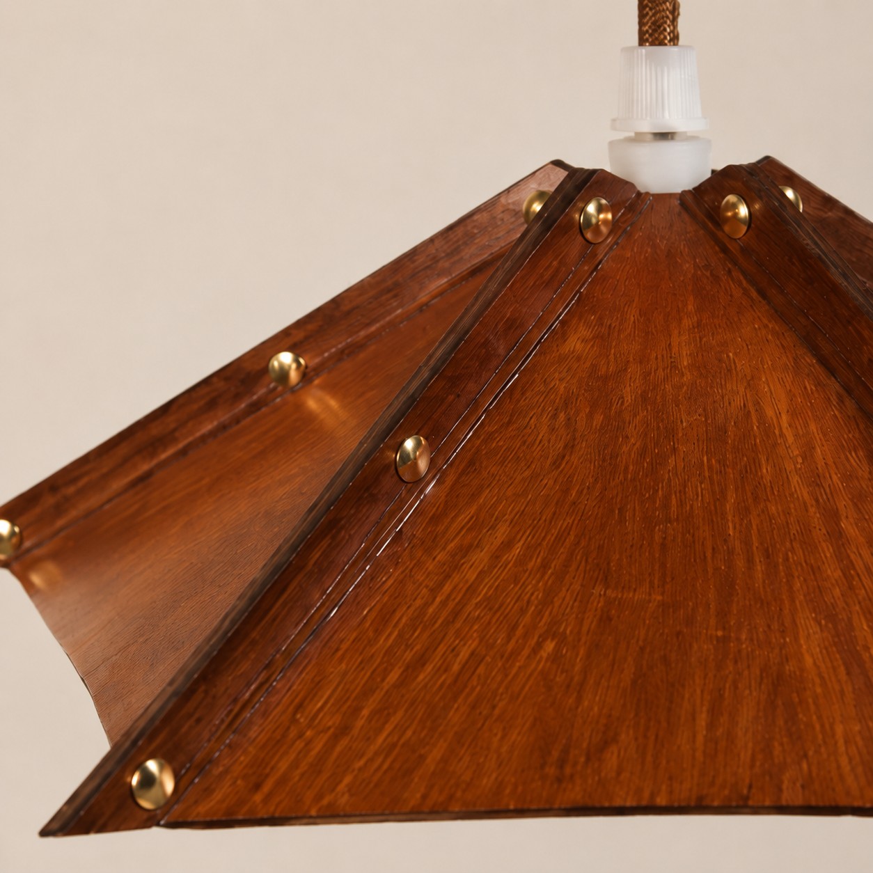 Abat-jour suspendu en cuir marron avec rivets en laiton