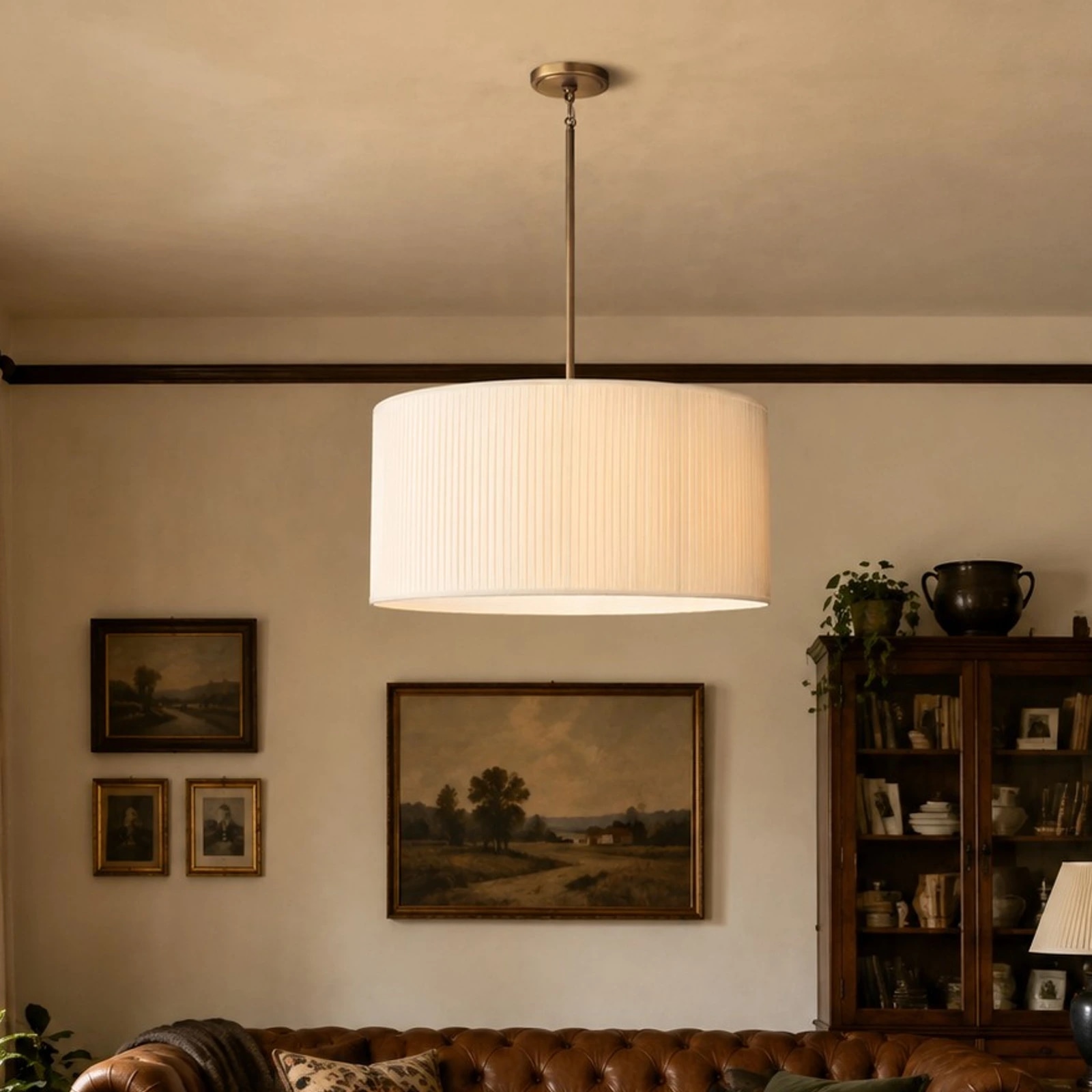 Lustre Dumora au-dessus d'un canapé classique