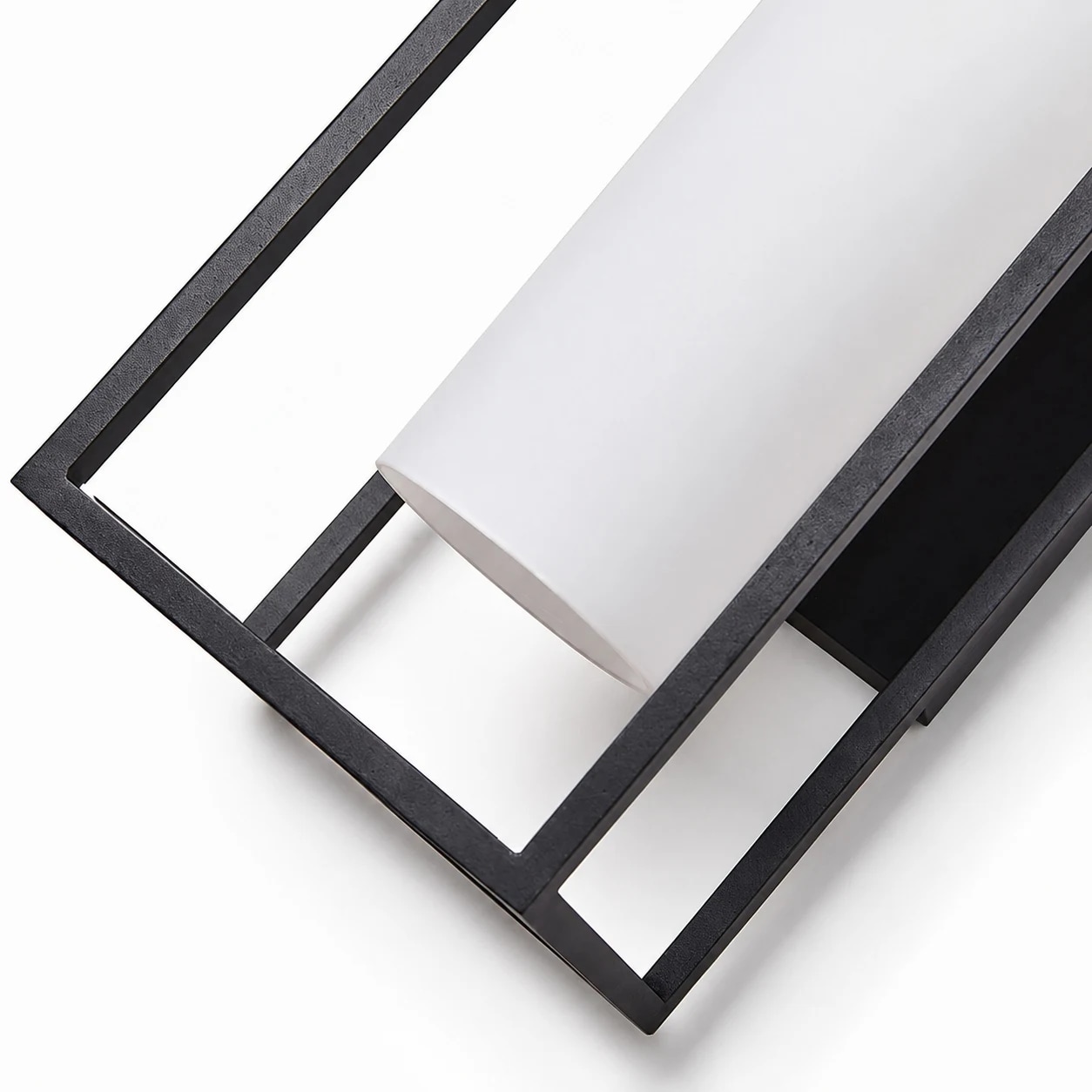 Struttura in metallo nero e paralume in vetro bianco