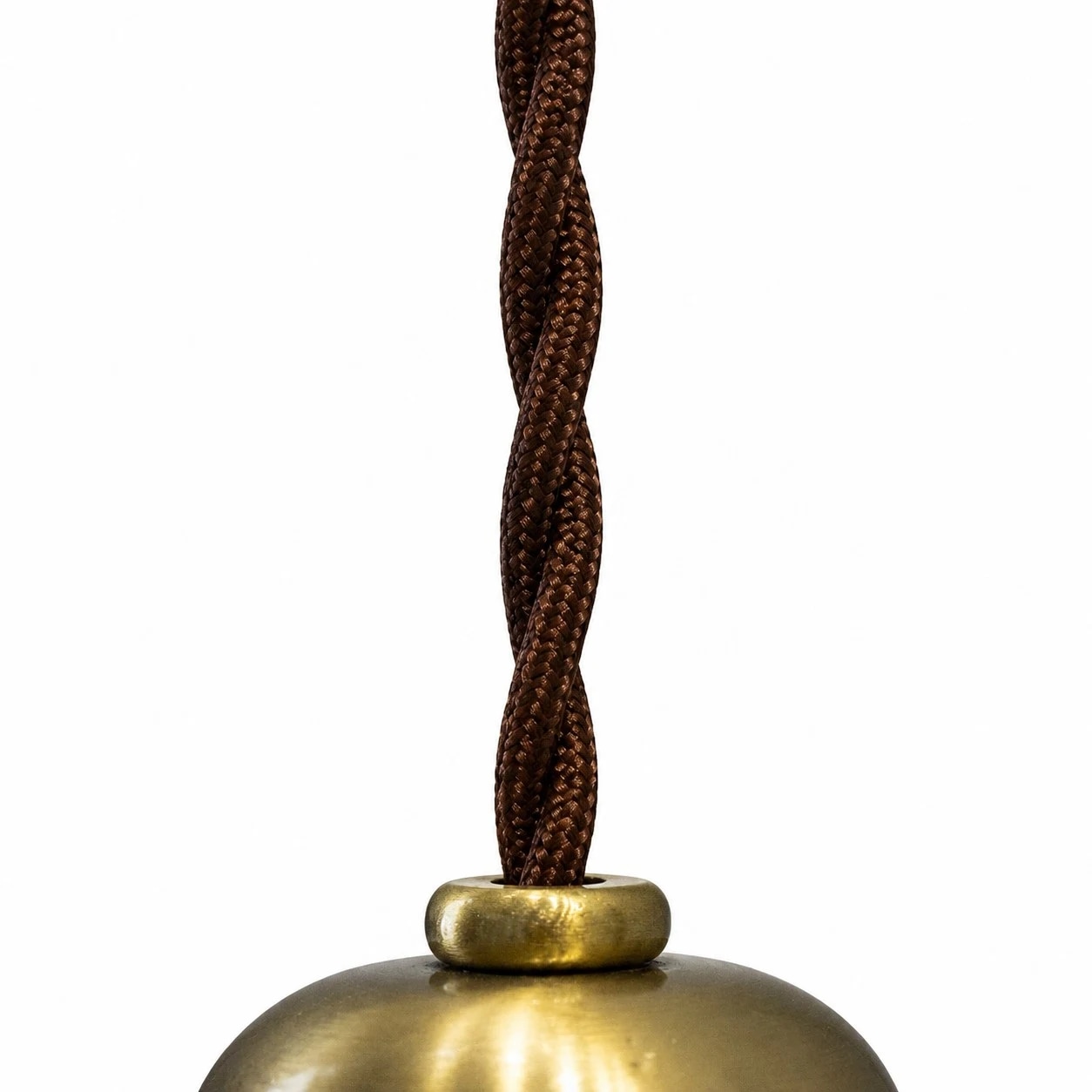 Cordon de pendentif tressé et détails en laiton