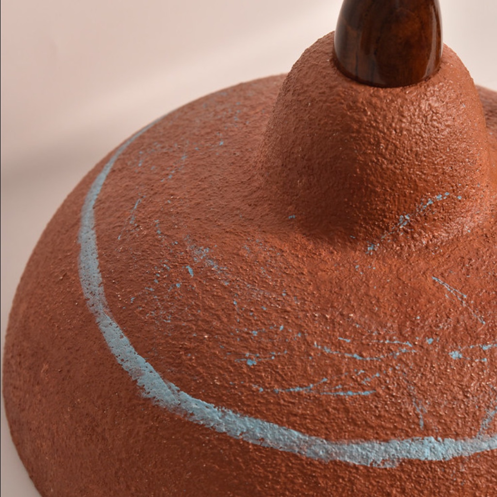 Gros plan sur la texture d'un abat-jour en résine de terre cuite vieillie