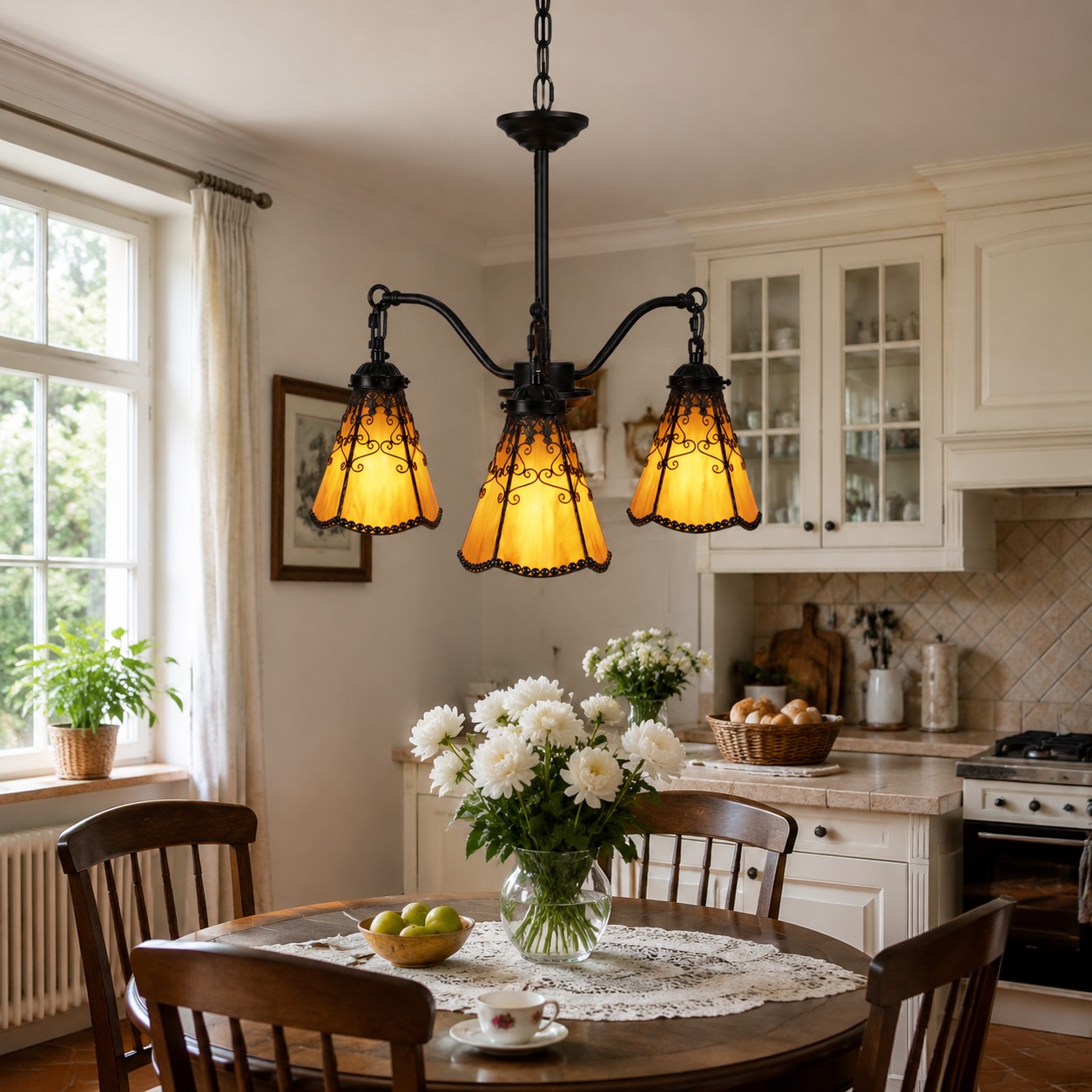 Suspension à trois lumières de style Tiffany au-dessus d'une table à manger