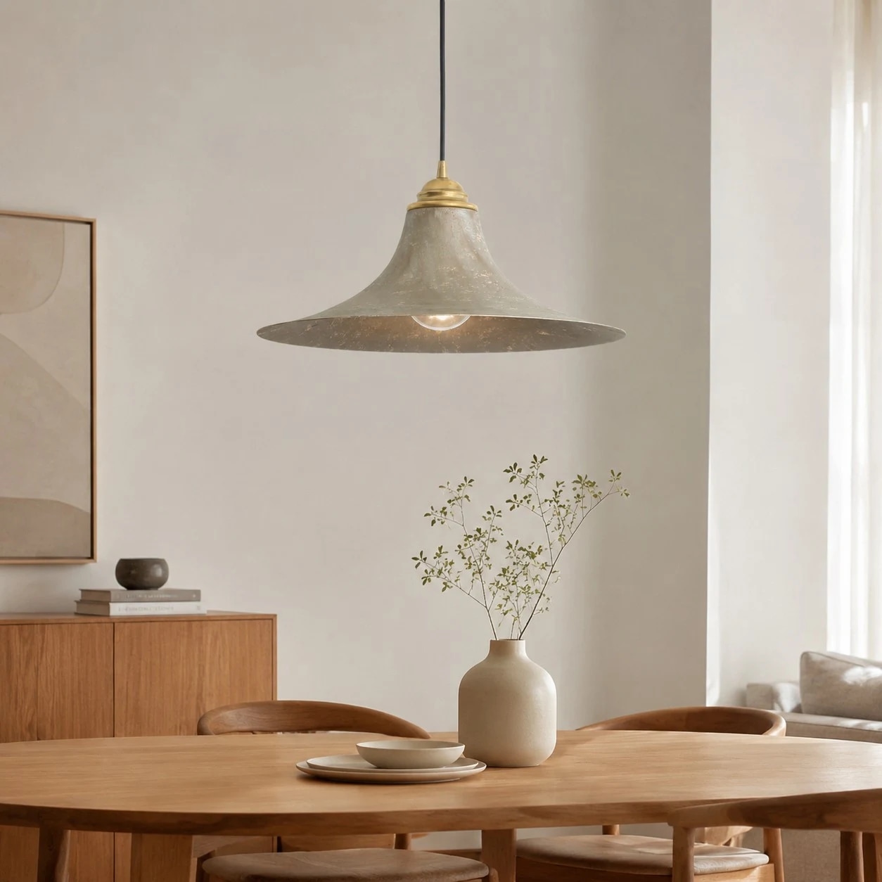 Lampa wisząca z postarzanego mosiądzu nad stołem jadalnym