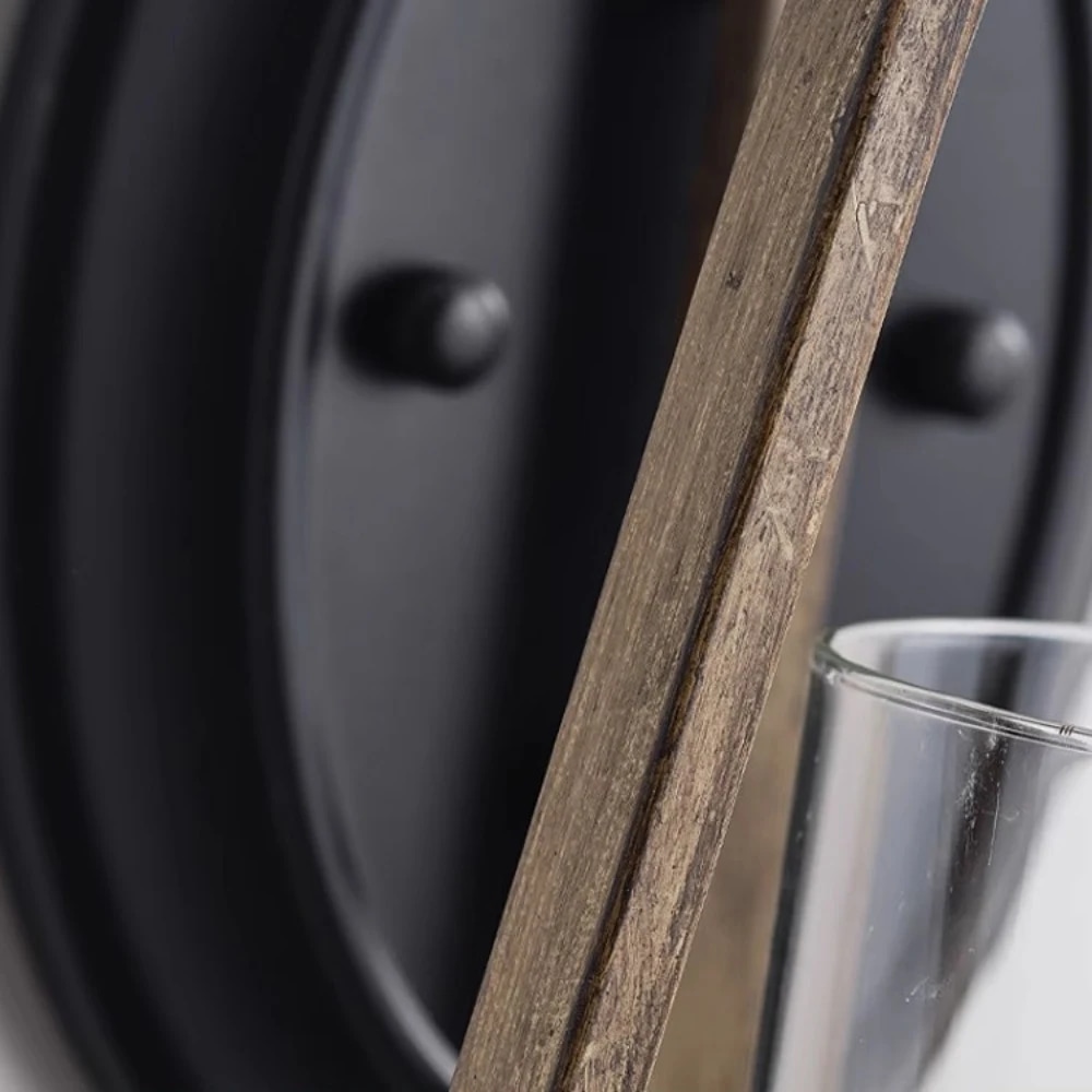 Gros plan sur la texture de la finition rouillée et la plaque murale noire