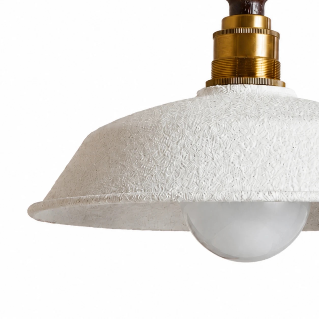 Gros plan sur l'abat-jour en métal blanc texturé et la douille couleur laiton