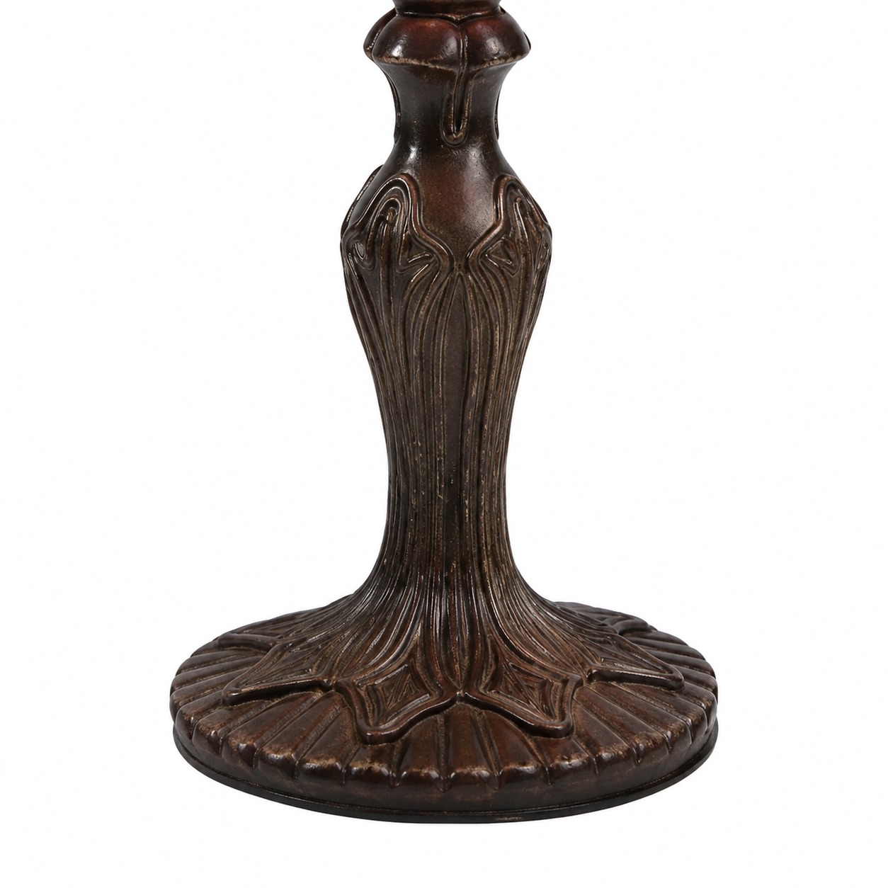Gros plan sur le pied de lampe en bronze antique