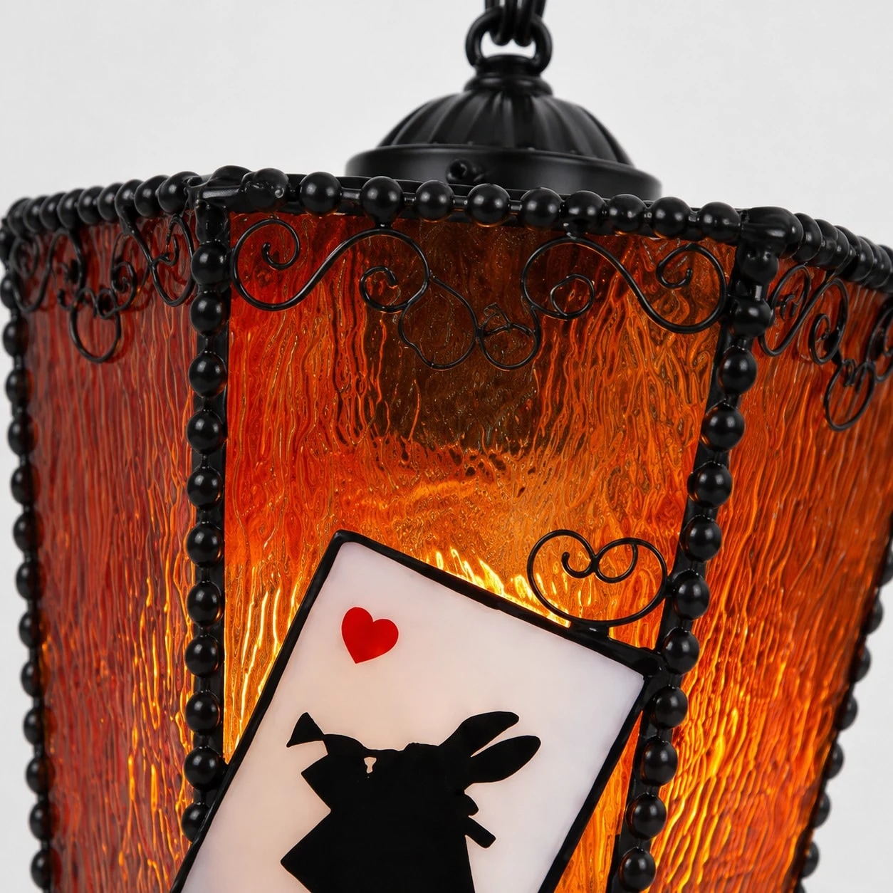 Détails en verre texturé et garniture métallique