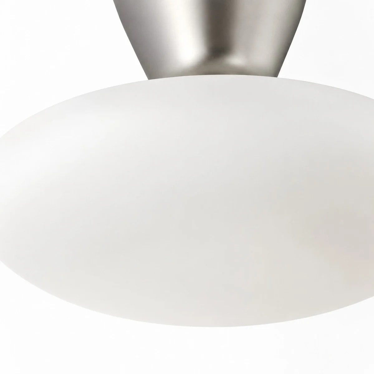 Diffusore in vetro bianco in primo piano su plafoniera a incasso