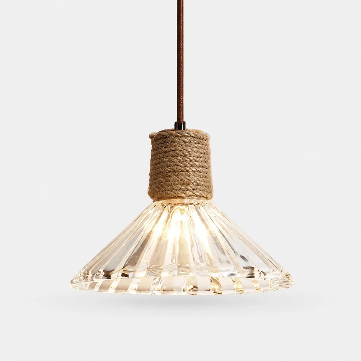 Stijl A: een gefacetteerde hanger van helder glas.