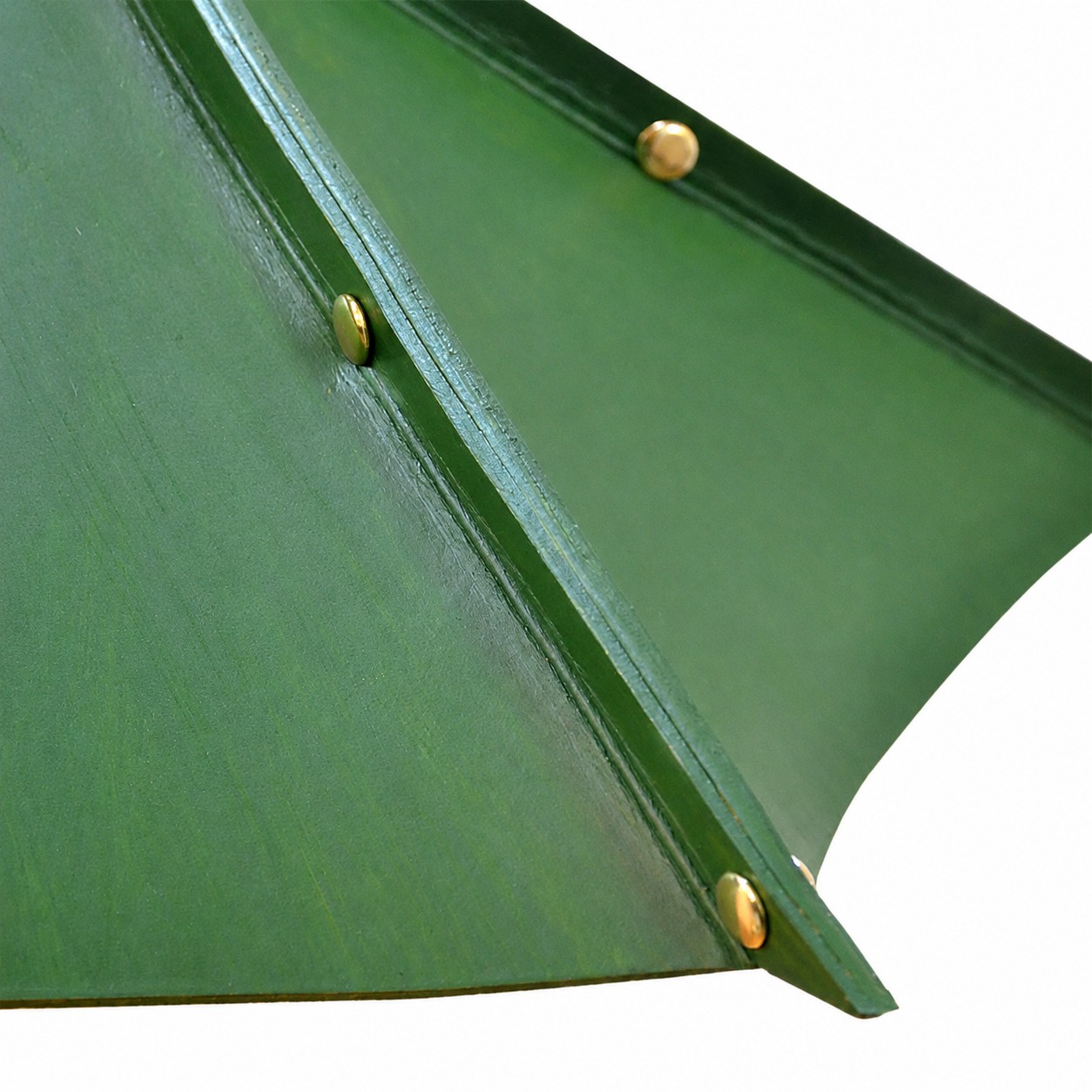 détail de couture en cuir vert