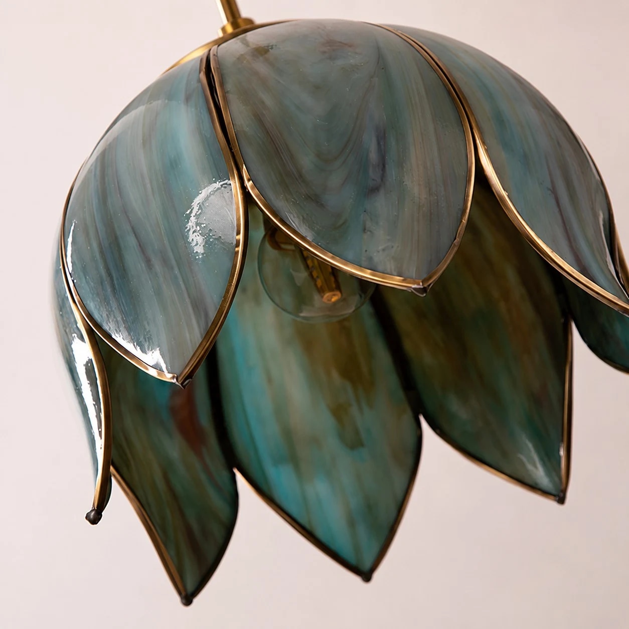 Pendentif en verre lotus irisé, détail des pétales