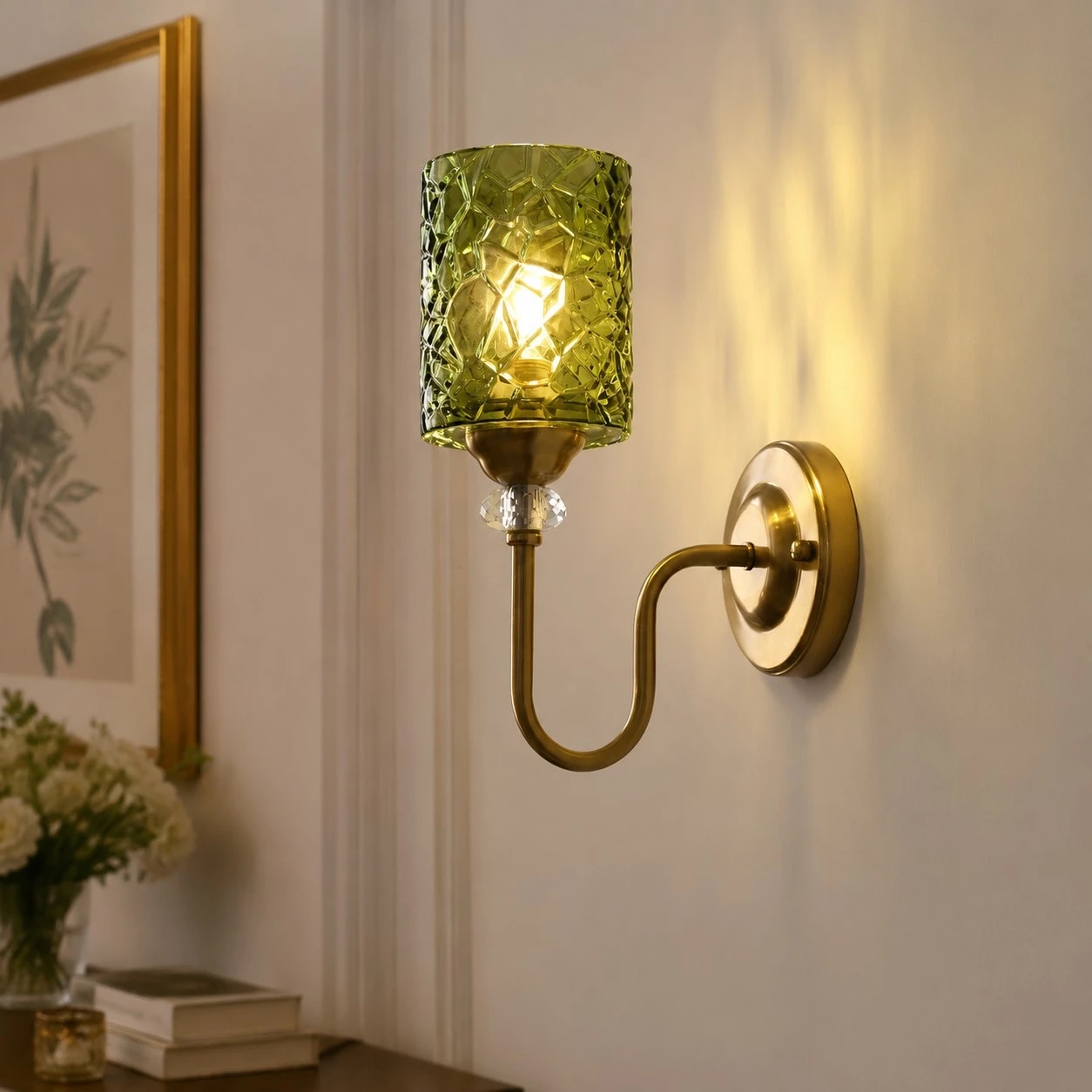 Applique murale en verre vert installée, diffusant une lumière chaude sur un mur de chambre