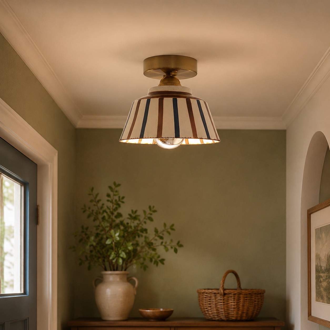 Lampada a sospensione in ceramica a righe in un accogliente angolo d'ingresso.