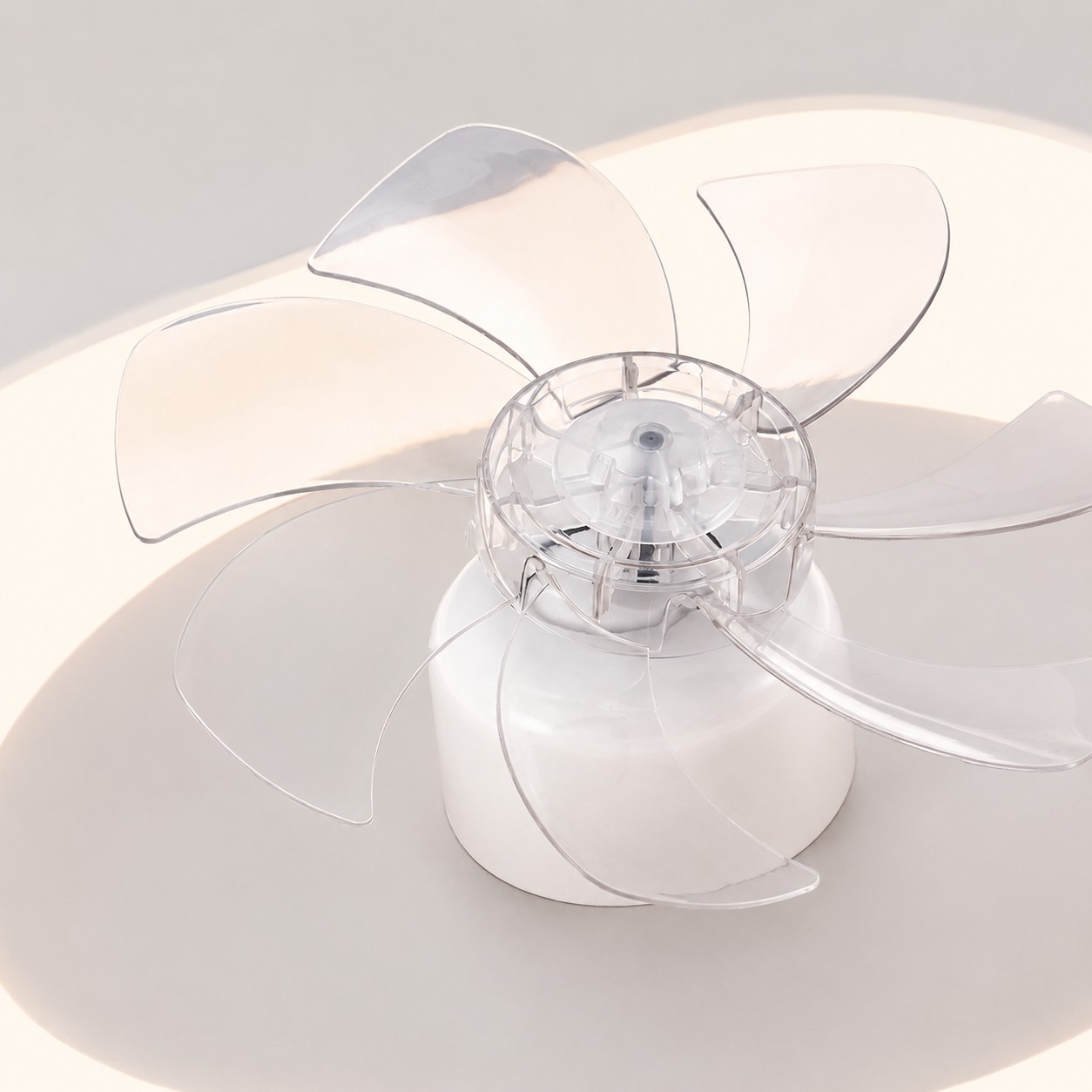 Transparente Lüfterflügeldetails an einer modernen Acryl-Deckenventilatorleuchte