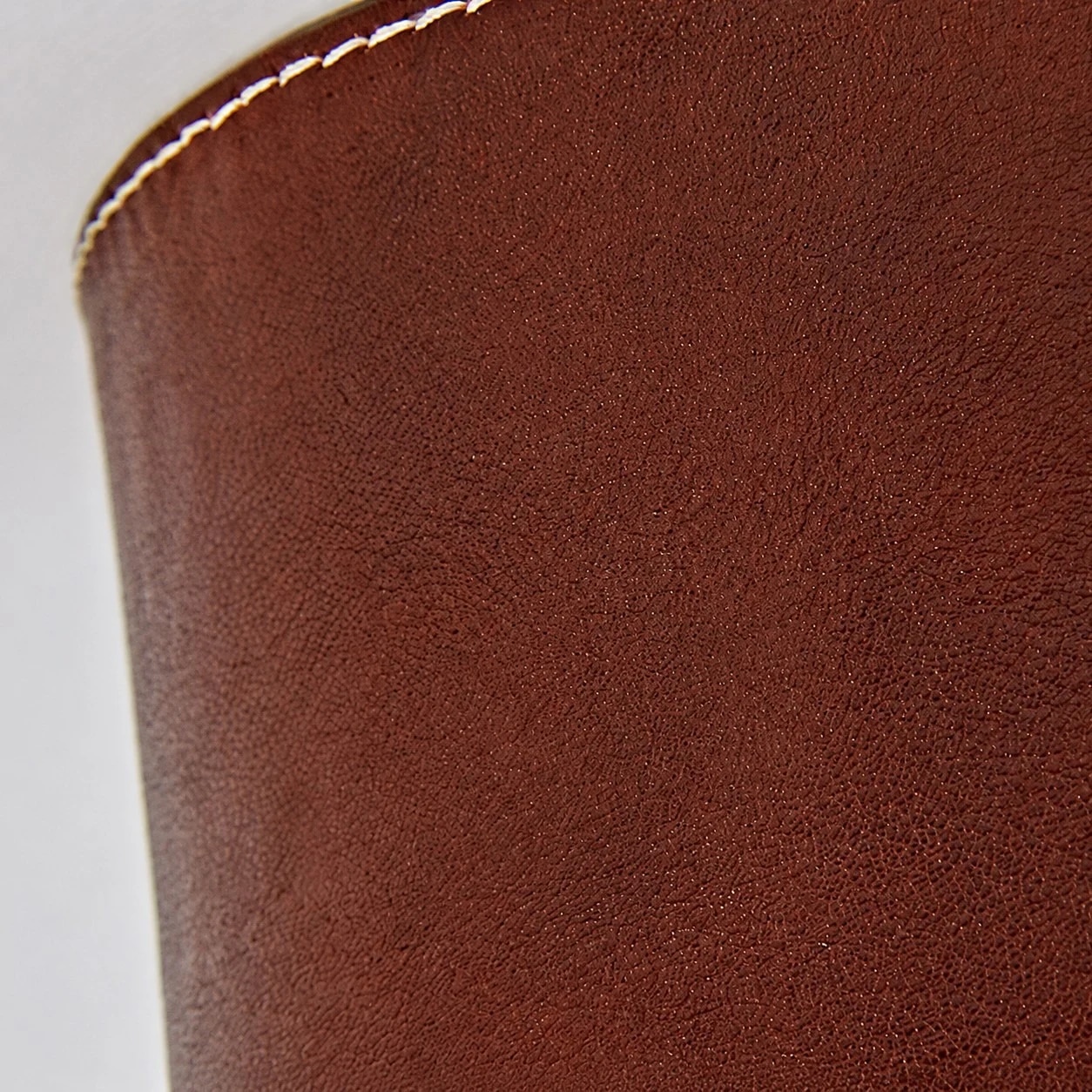 Gros plan sur la texture d'une teinte bordeaux aspect cuir
