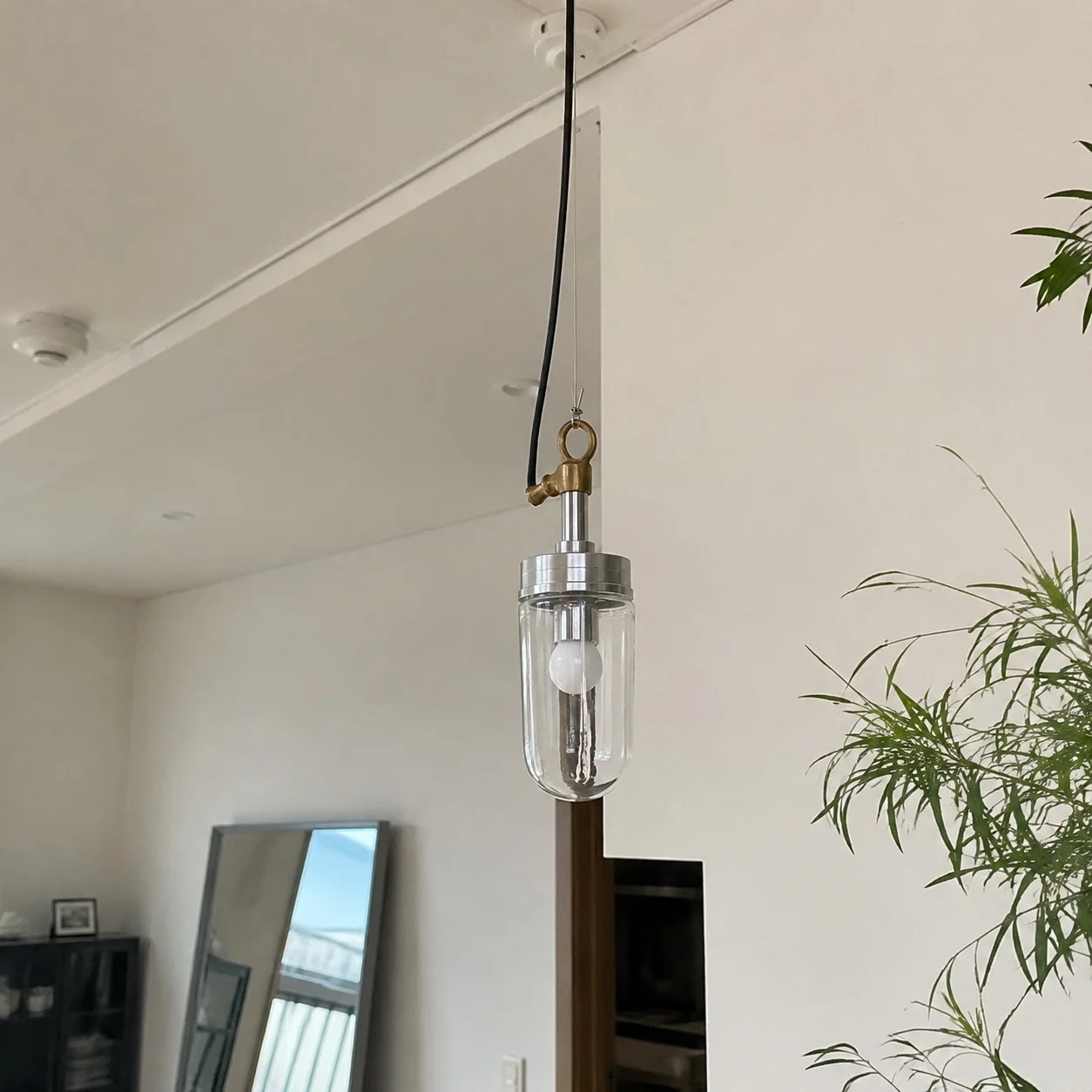 Suspension dans un coin du salon