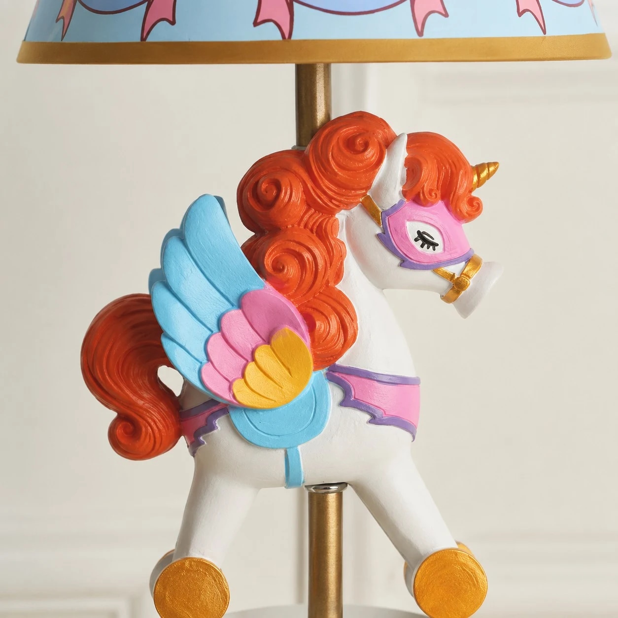 Vista de cerca del detalle del adorno del carrusel del unicornio colorido