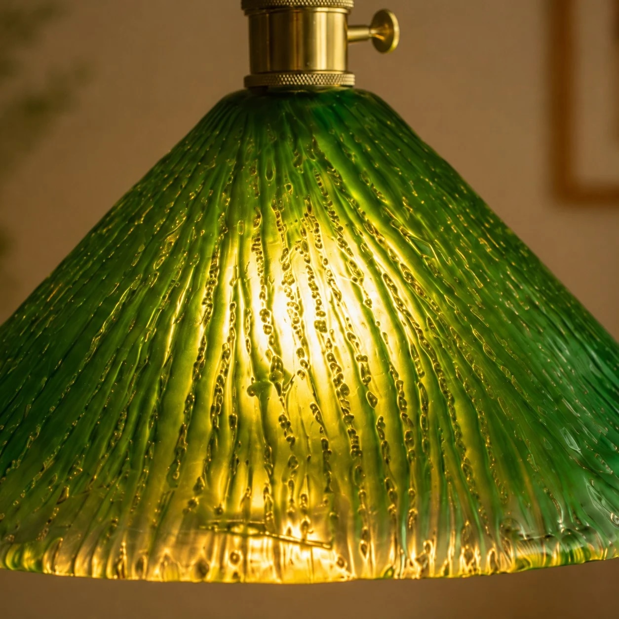 Abat-jour en verre côtelé vert brillant