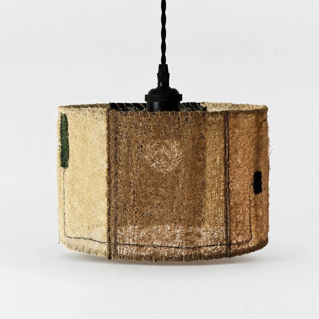Suspension en luffa naturel de taille moyenne sur fond blanc