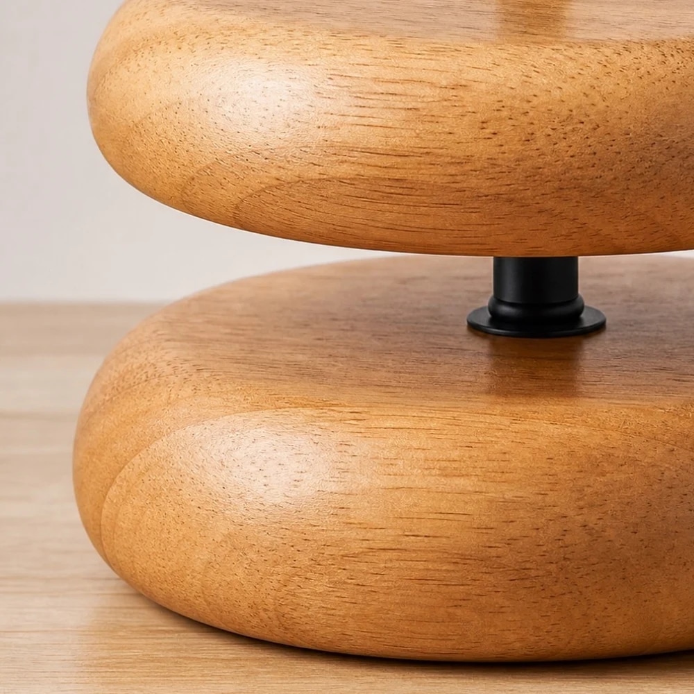 Gros plan sur le pied de lampe de table en bois lisse et arrondi