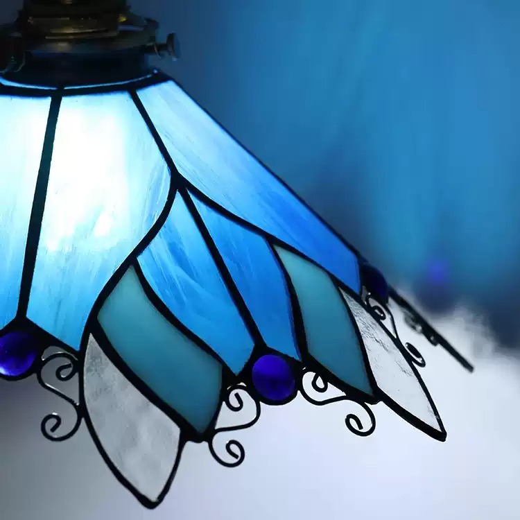 Detalle del material de la lámpara de techo semiempotrada de vidrieras azules