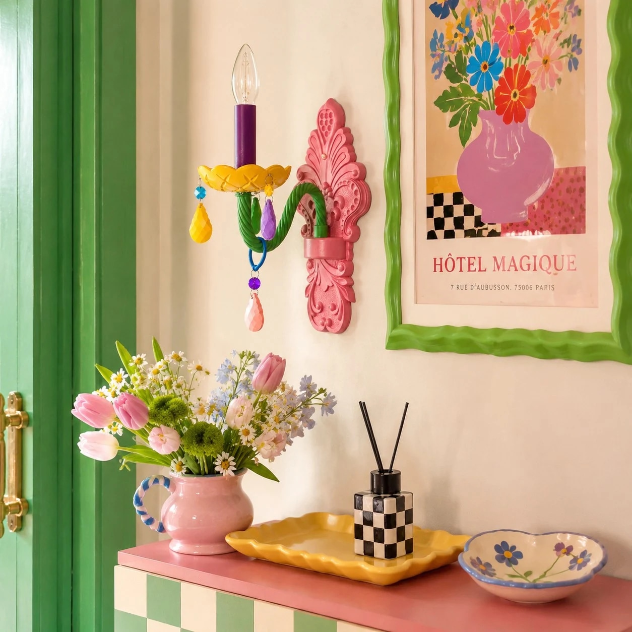 applique murale colorée à une seule tête, placée au-dessus d'une console