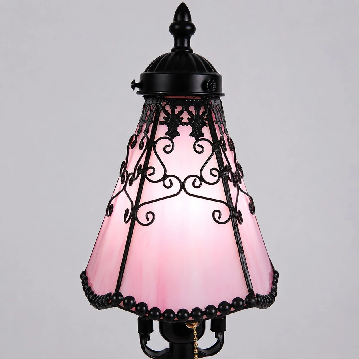 Abat-jour en verre rose avec bordure en métal noir
