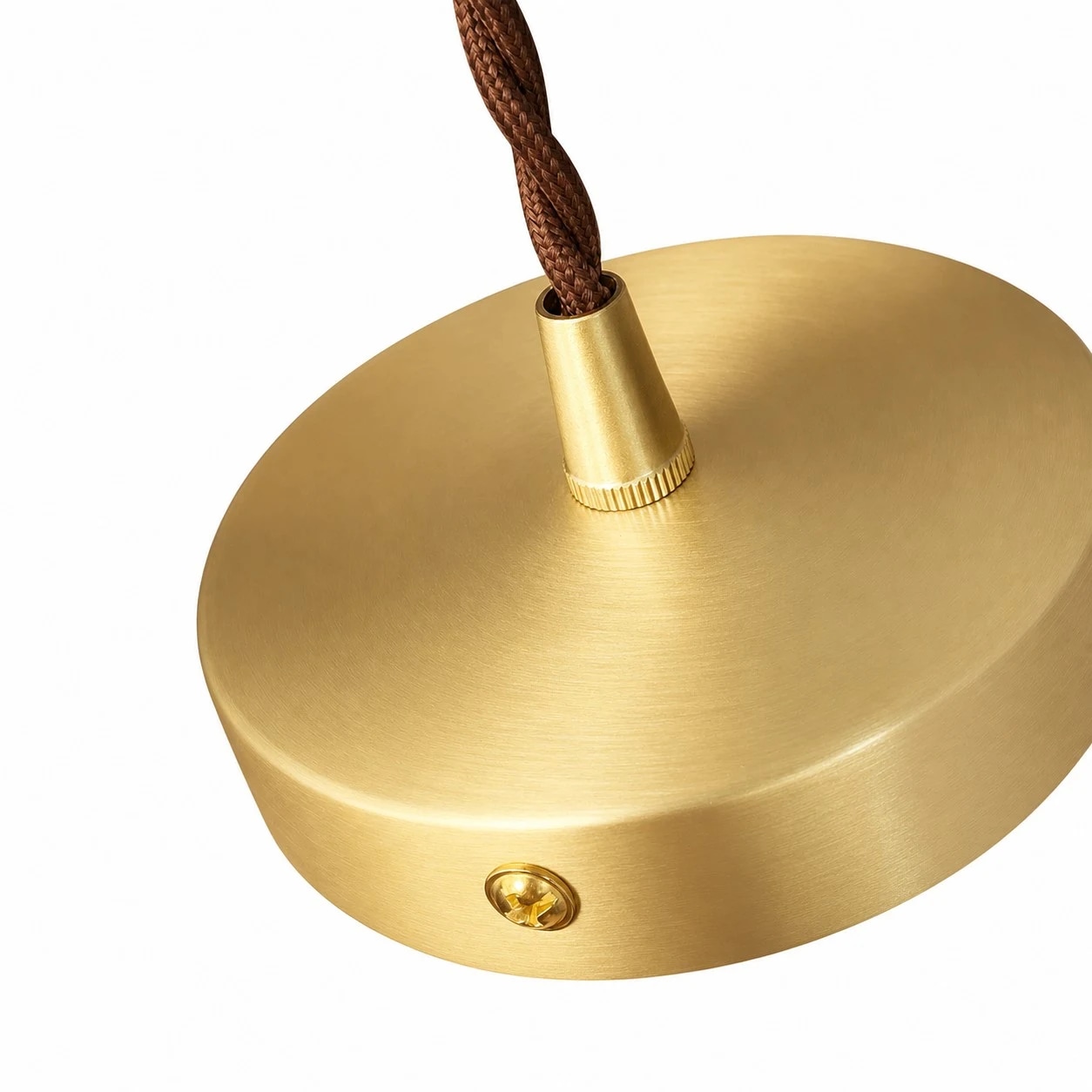 Détails du plafond en cuivre et du cordon suspendu tressé