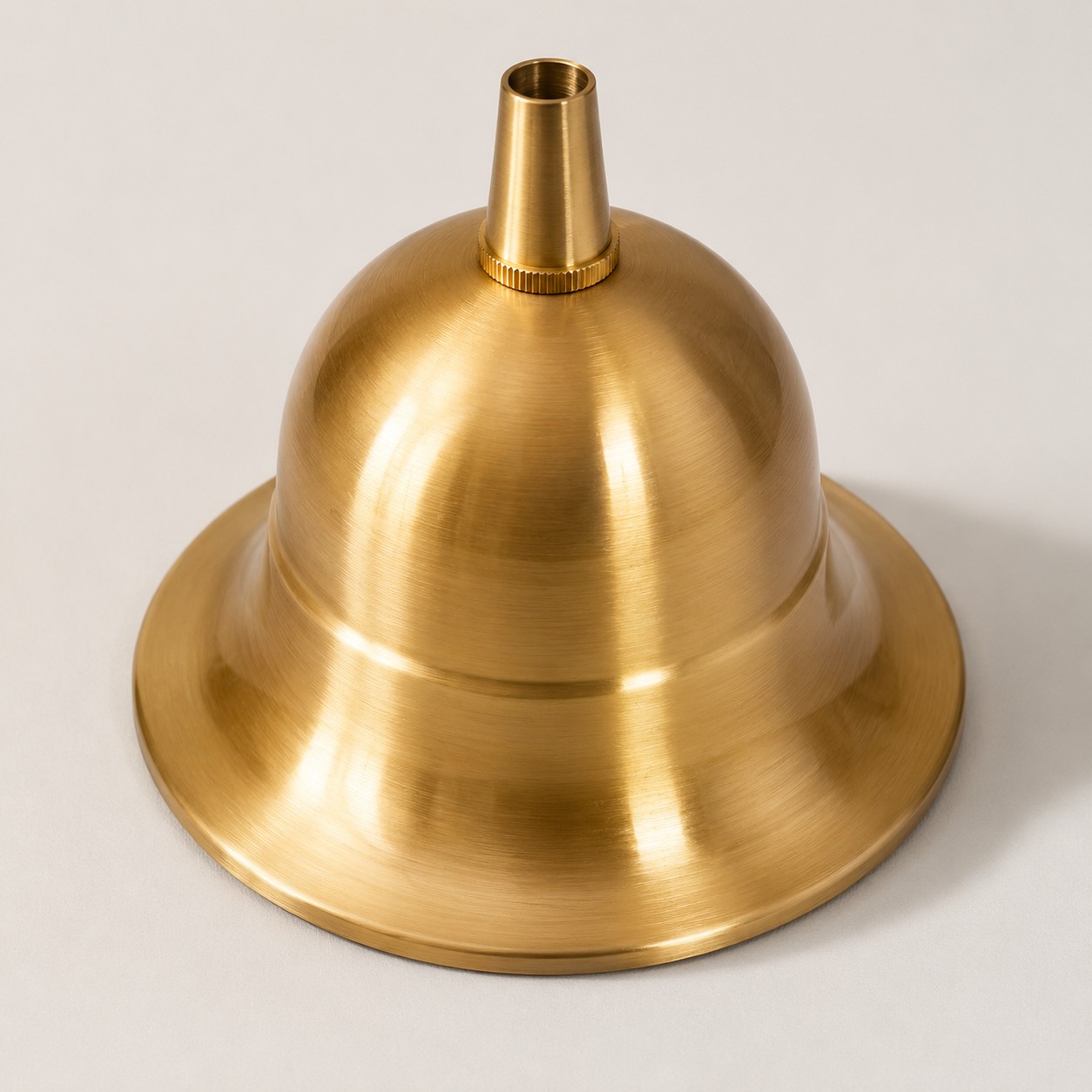 Primo piano del baldacchino a soffitto color ottone.