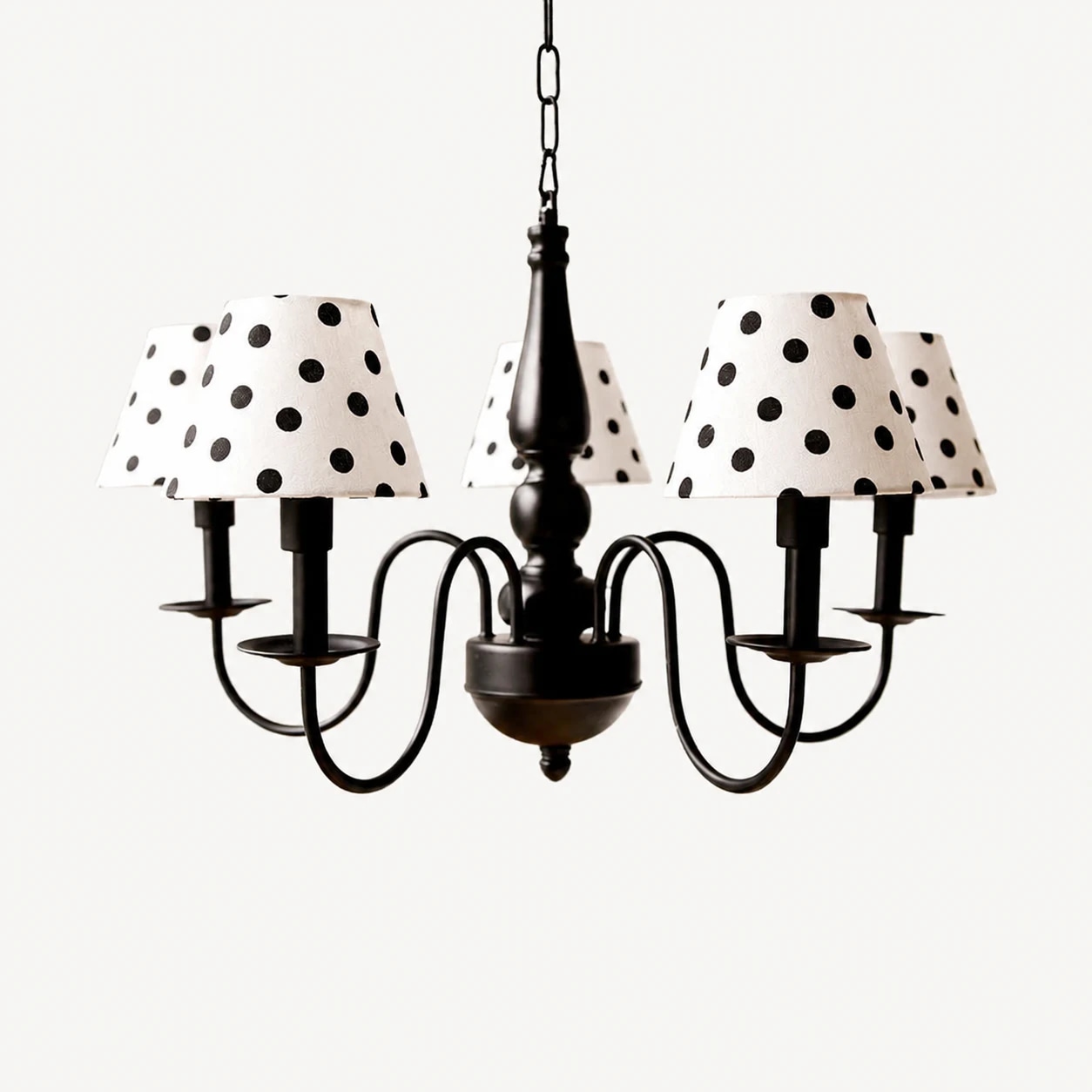 Lustre noir à cinq têtes avec abat-jour en tissu crème à pois
