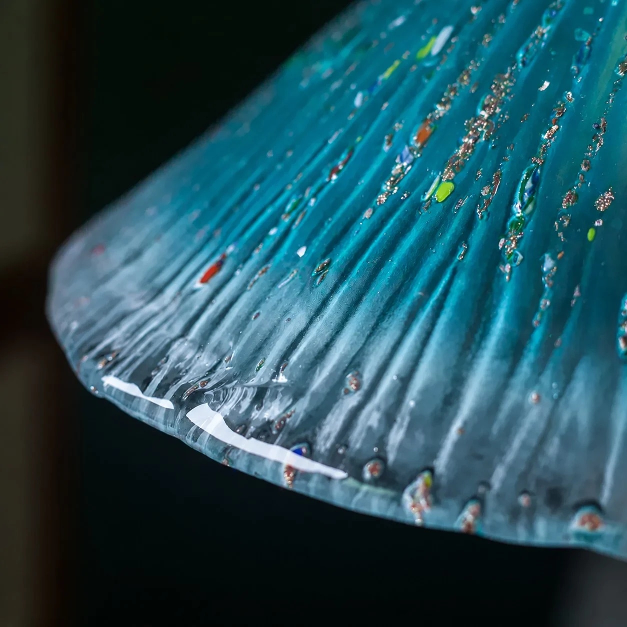 détail du bord de l'abat-jour suspendu en verre bleu
