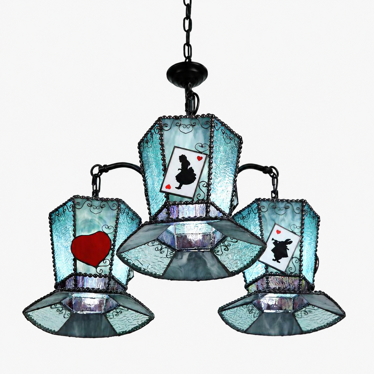 Le dessous de l'abat-jour bleu turquoise du lustre laisse apparaître la structure en verre et le cadre en métal noir.